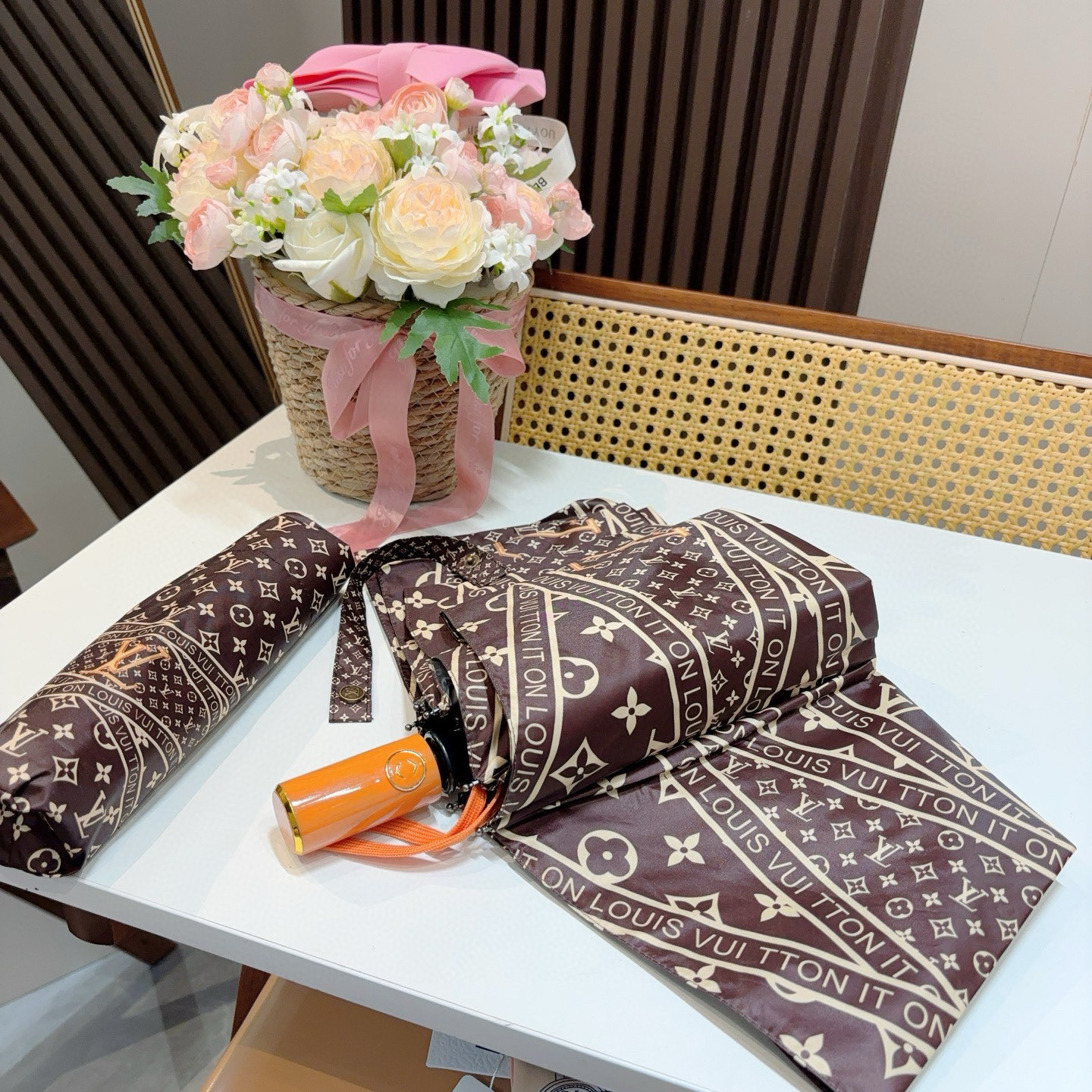  LOUIS VUITTON （路易威登）三折自动折叠晴雨伞 新涂层技术深色伞面 拥有令人惊喜的遮光效果