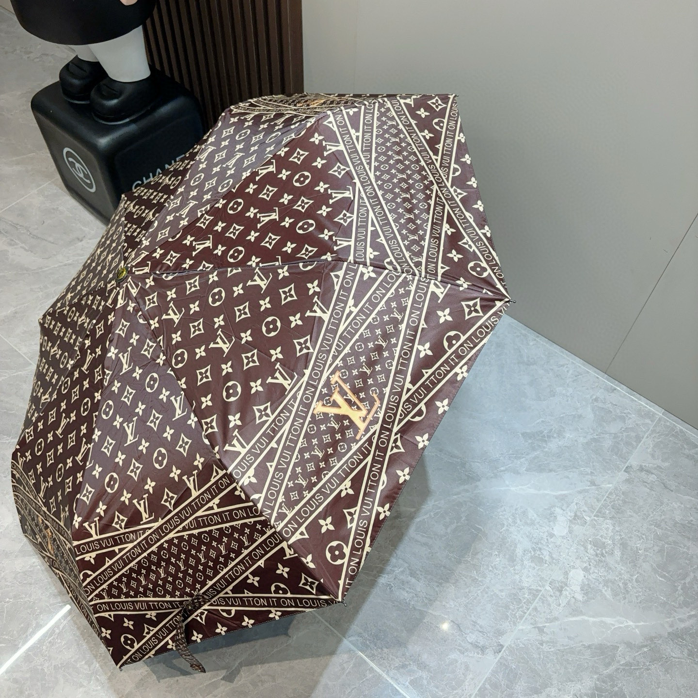  LOUIS VUITTON （路易威登）三折自动折叠晴雨伞 新涂层技术深色伞面 拥有令人惊喜的遮光效果