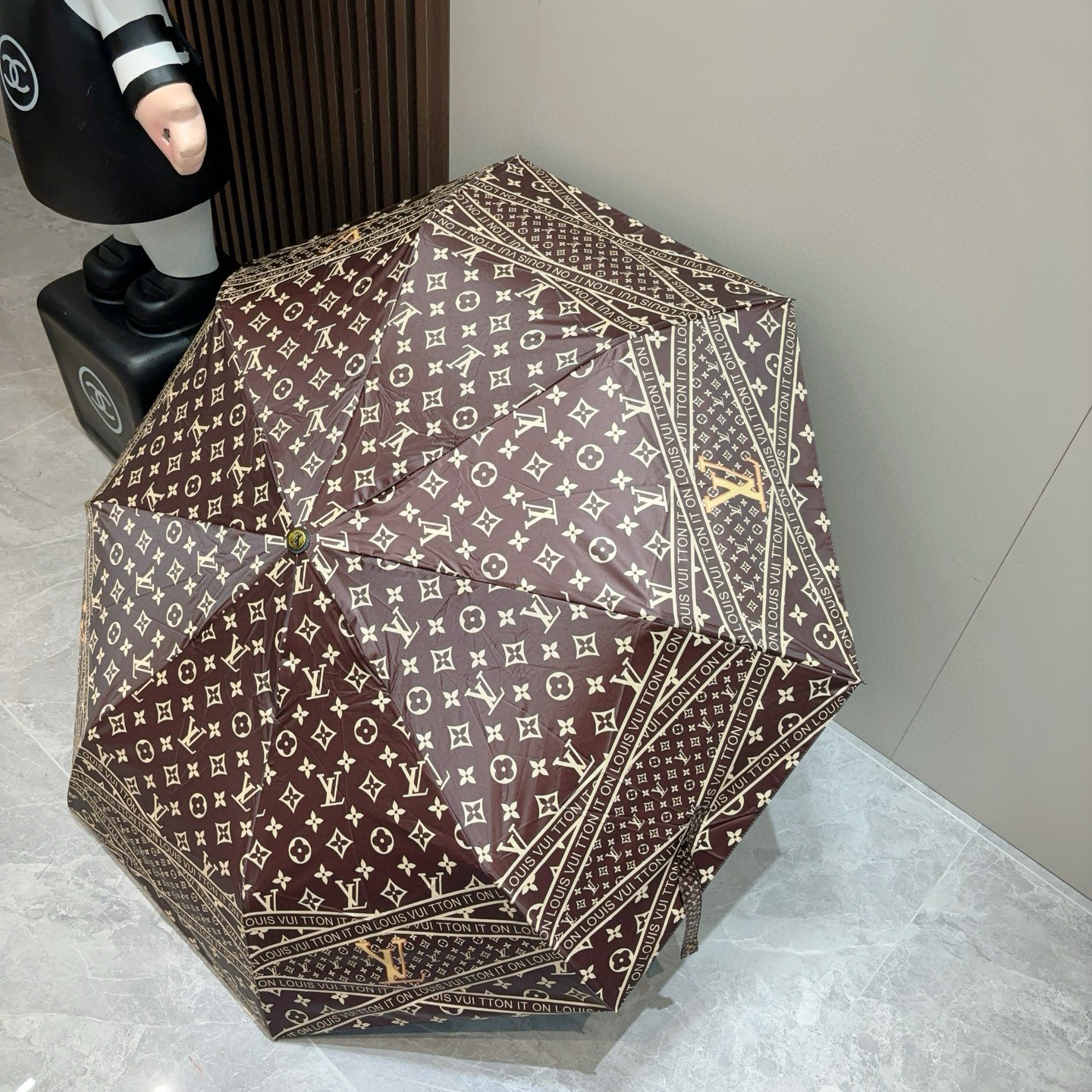  LOUIS VUITTON （路易威登）三折自动折叠晴雨伞 新涂层技术深色伞面 拥有令人惊喜的遮光效果