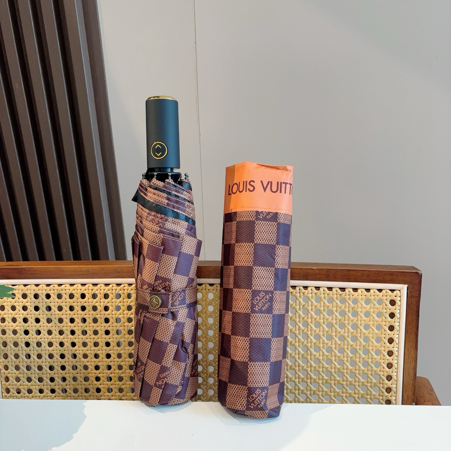 LOUIS VUITTON （路易威登）logo提花 三折自动折叠晴雨伞 新涂层技术深色伞面 拥有令人惊