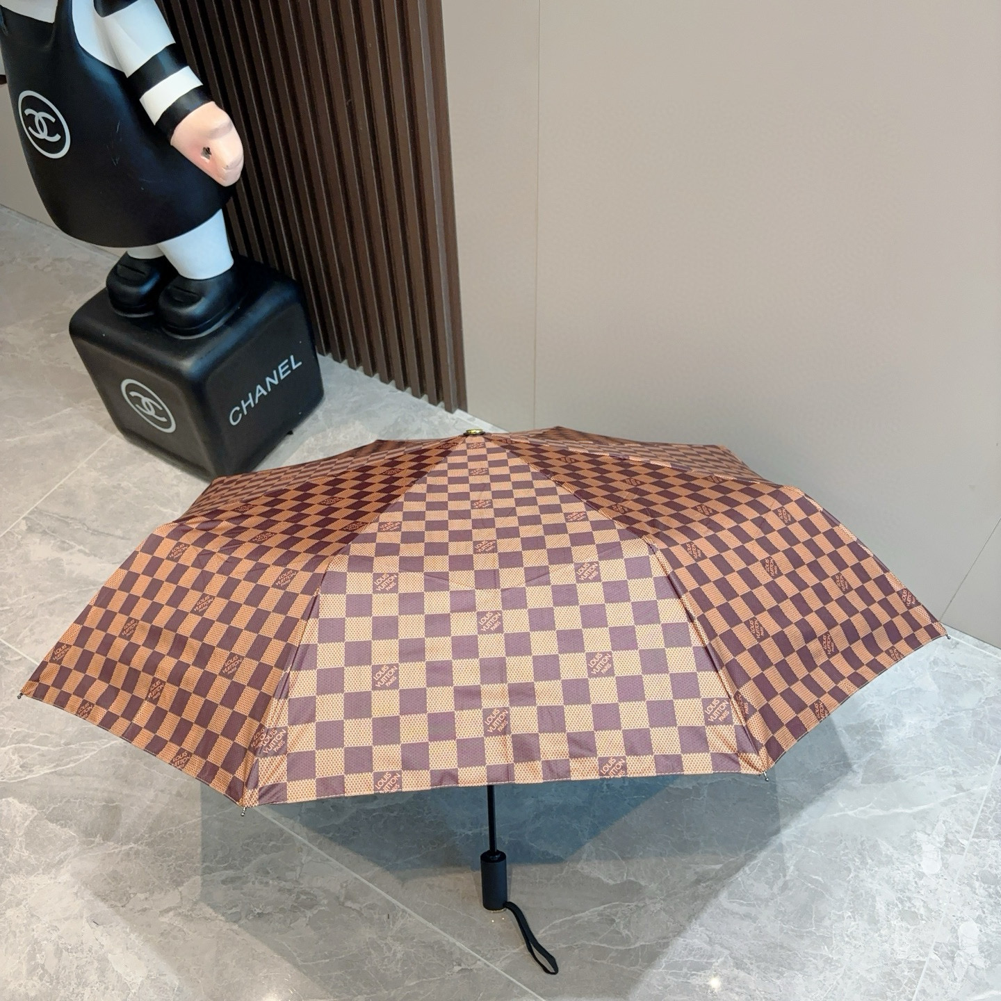 LOUIS VUITTON （路易威登）logo提花 三折自动折叠晴雨伞 新涂层技术深色伞面 拥有令人惊