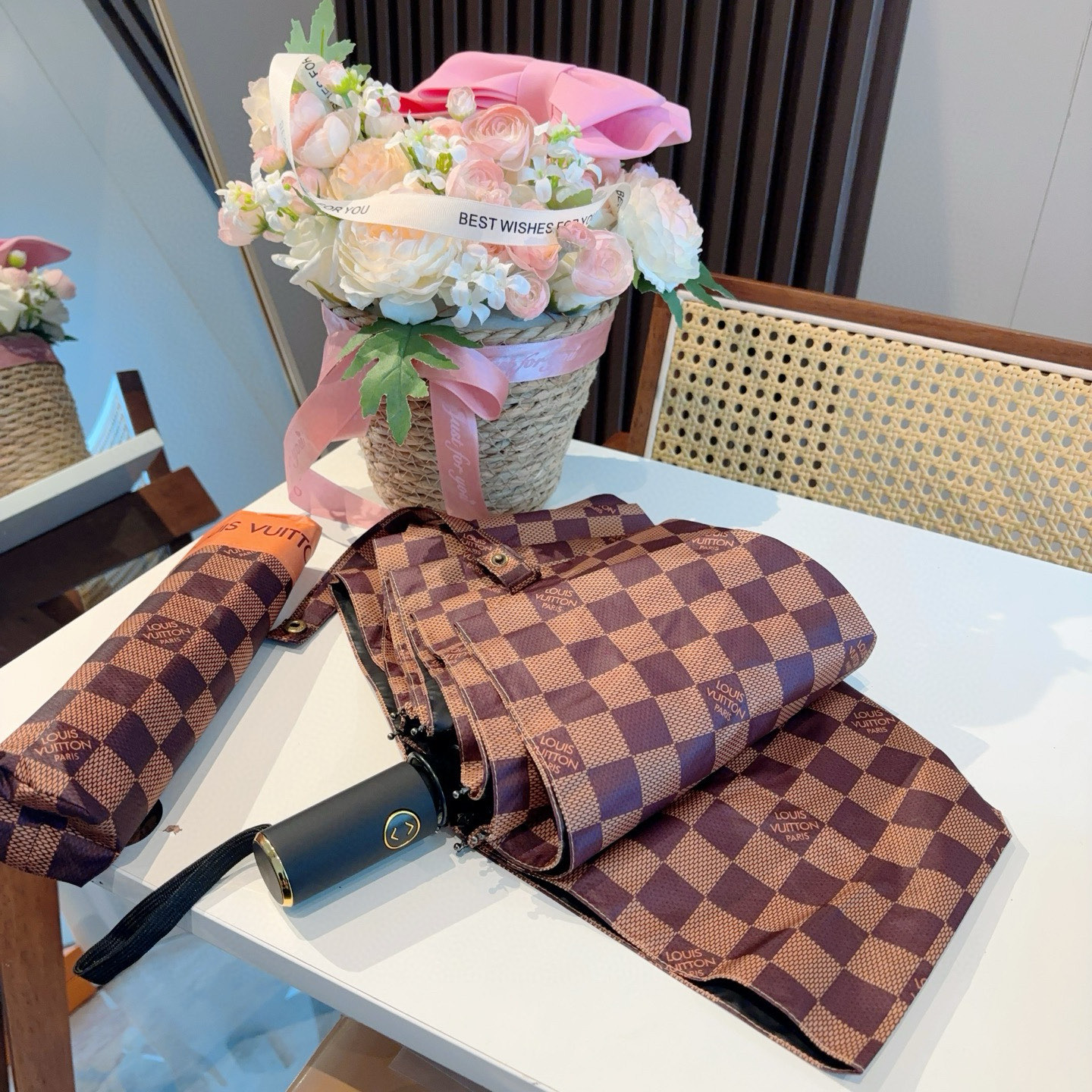 LOUIS VUITTON （路易威登）logo提花 三折自动折叠晴雨伞 新涂层技术深色伞面 拥有令人惊