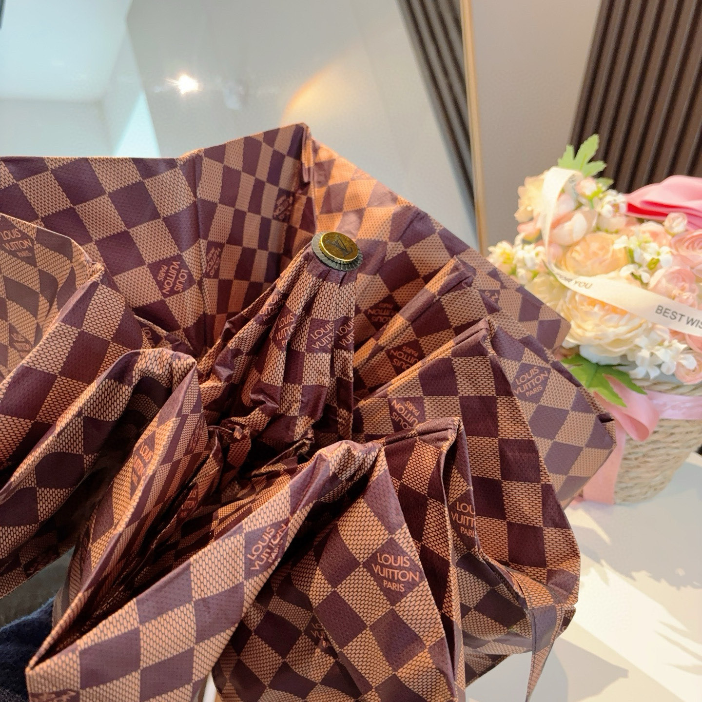 LOUIS VUITTON （路易威登）logo提花 三折自动折叠晴雨伞 新涂层技术深色伞面 拥有令人惊