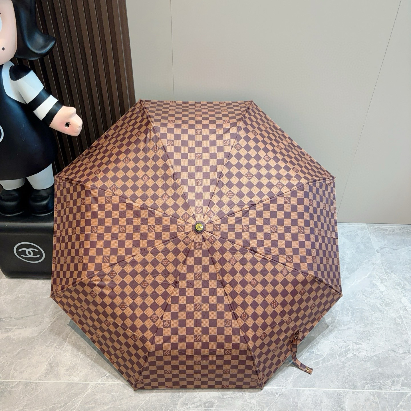 LOUIS VUITTON （路易威登）logo提花 三折自动折叠晴雨伞 新涂层技术深色伞面 拥有令人惊