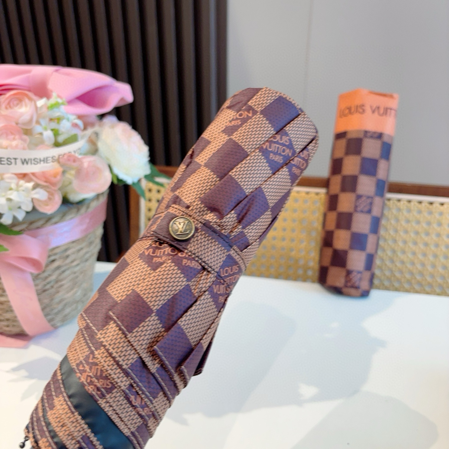 LOUIS VUITTON （路易威登）logo提花 三折自动折叠晴雨伞 新涂层技术深色伞面 拥有令人惊