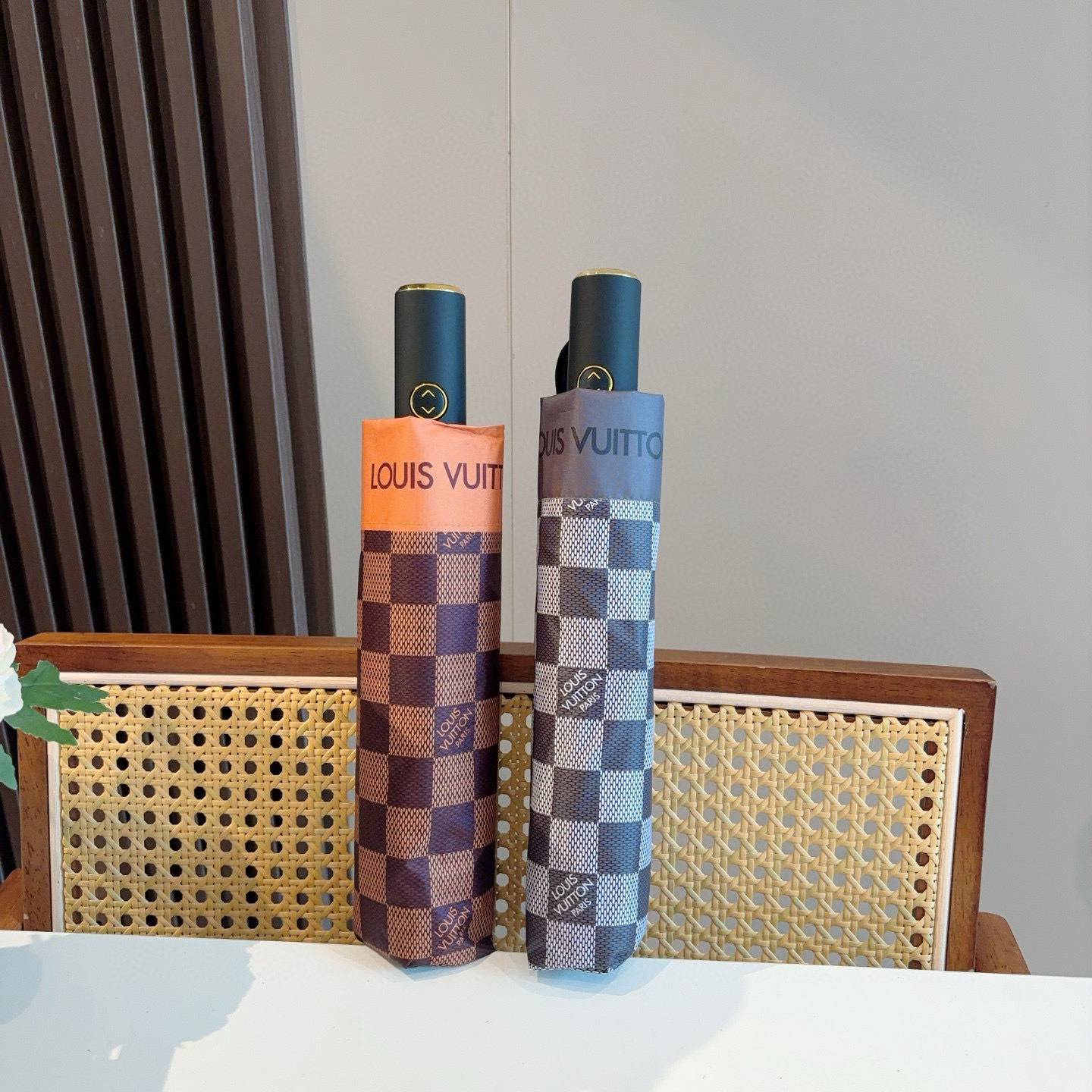 LOUIS VUITTON （路易威登）logo提花 三折自动折叠晴雨伞 新涂层技术深色伞面 拥有令人惊