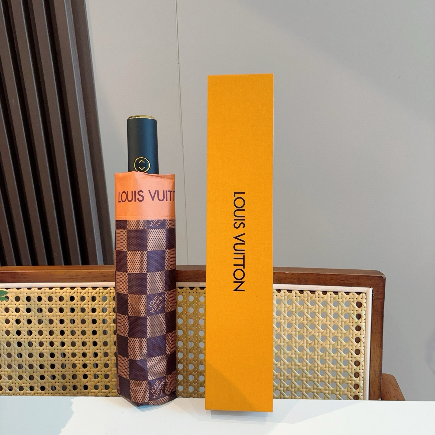 LOUIS VUITTON （路易威登）logo提花 三折自动折叠晴雨伞 新涂层技术深色伞面 拥有令人惊
