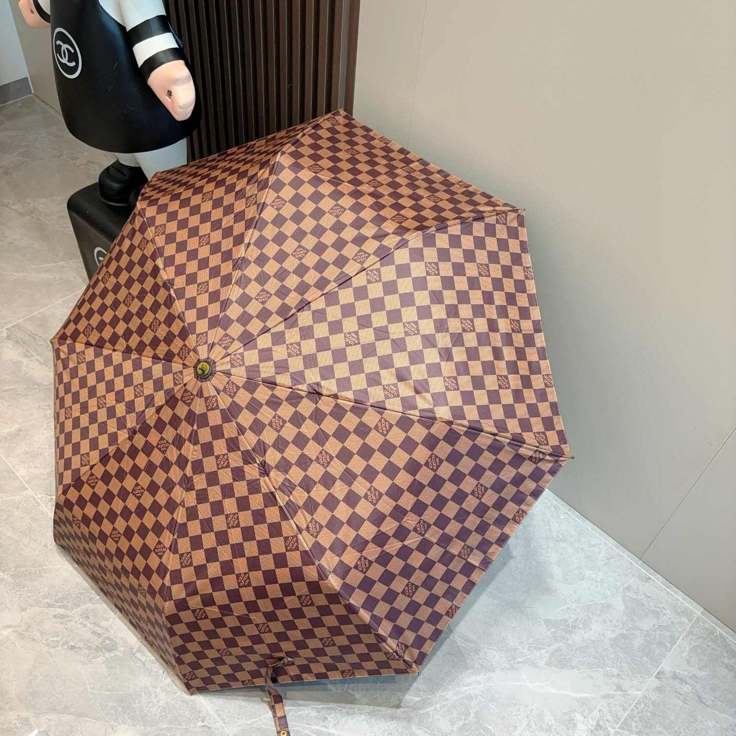 LOUIS VUITTON （路易威登）logo提花 三折自动折叠晴雨伞 新涂层技术深色伞面 拥有令人惊
