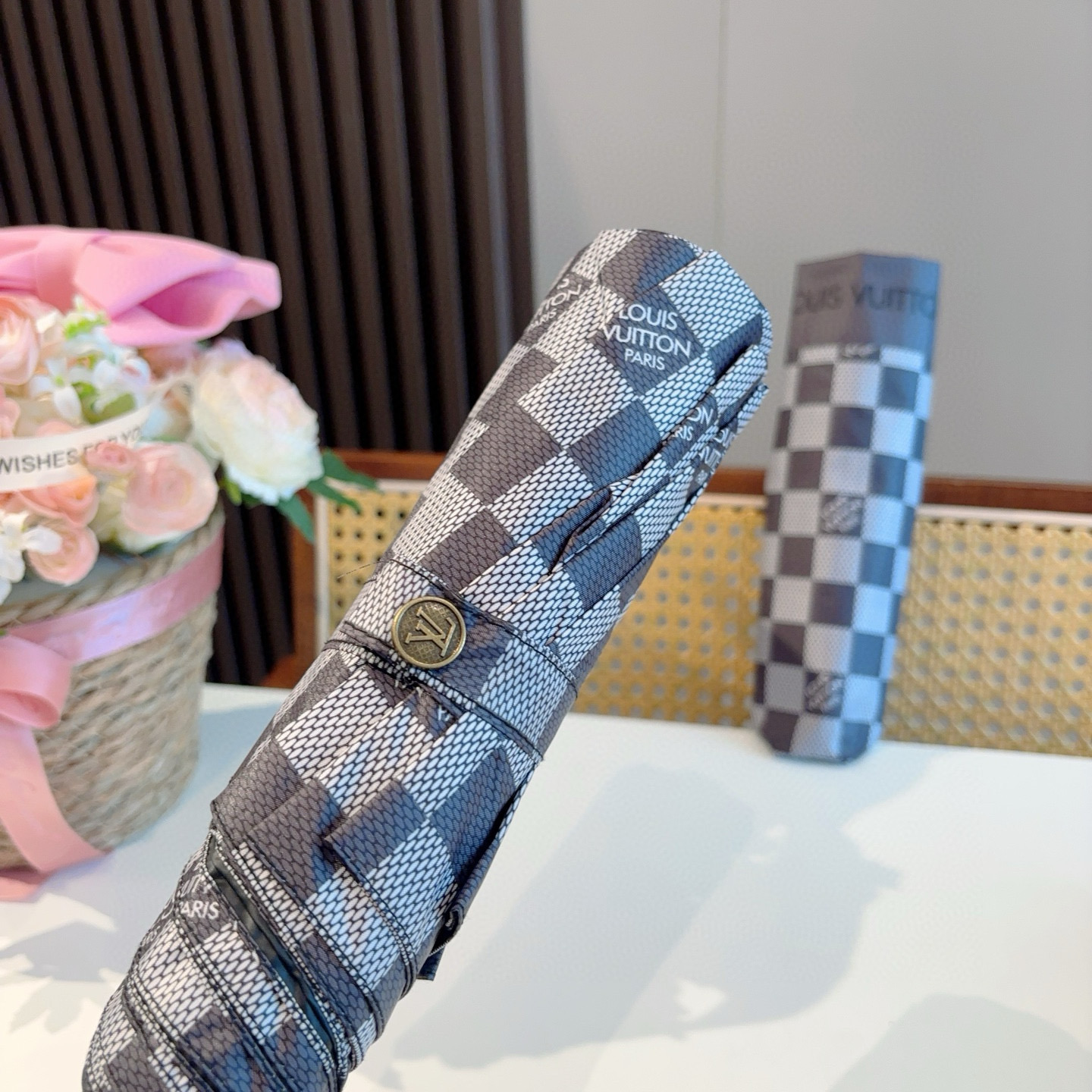 LOUIS VUITTON （路易威登）logo提花 三折自动折叠晴雨伞 新涂层技术深色伞面 拥有令人惊