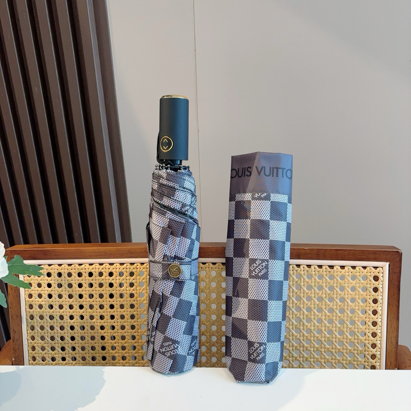LOUIS VUITTON （路易威登）logo提花 三折自动折叠晴雨伞 新涂层技术深色伞面 拥有令人惊