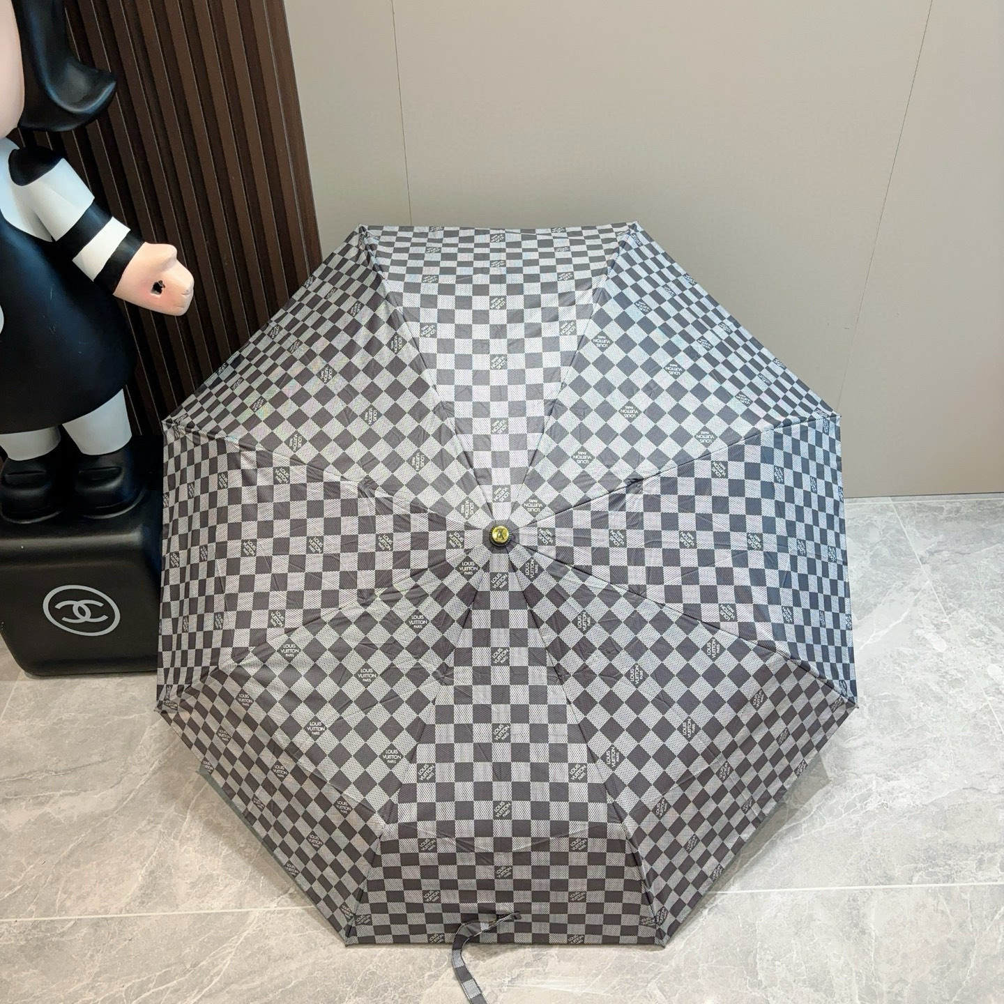 LOUIS VUITTON （路易威登）logo提花 三折自动折叠晴雨伞 新涂层技术深色伞面 拥有令人惊