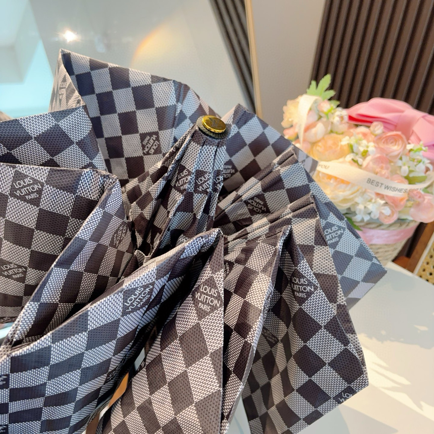 LOUIS VUITTON （路易威登）logo提花 三折自动折叠晴雨伞 新涂层技术深色伞面 拥有令人惊