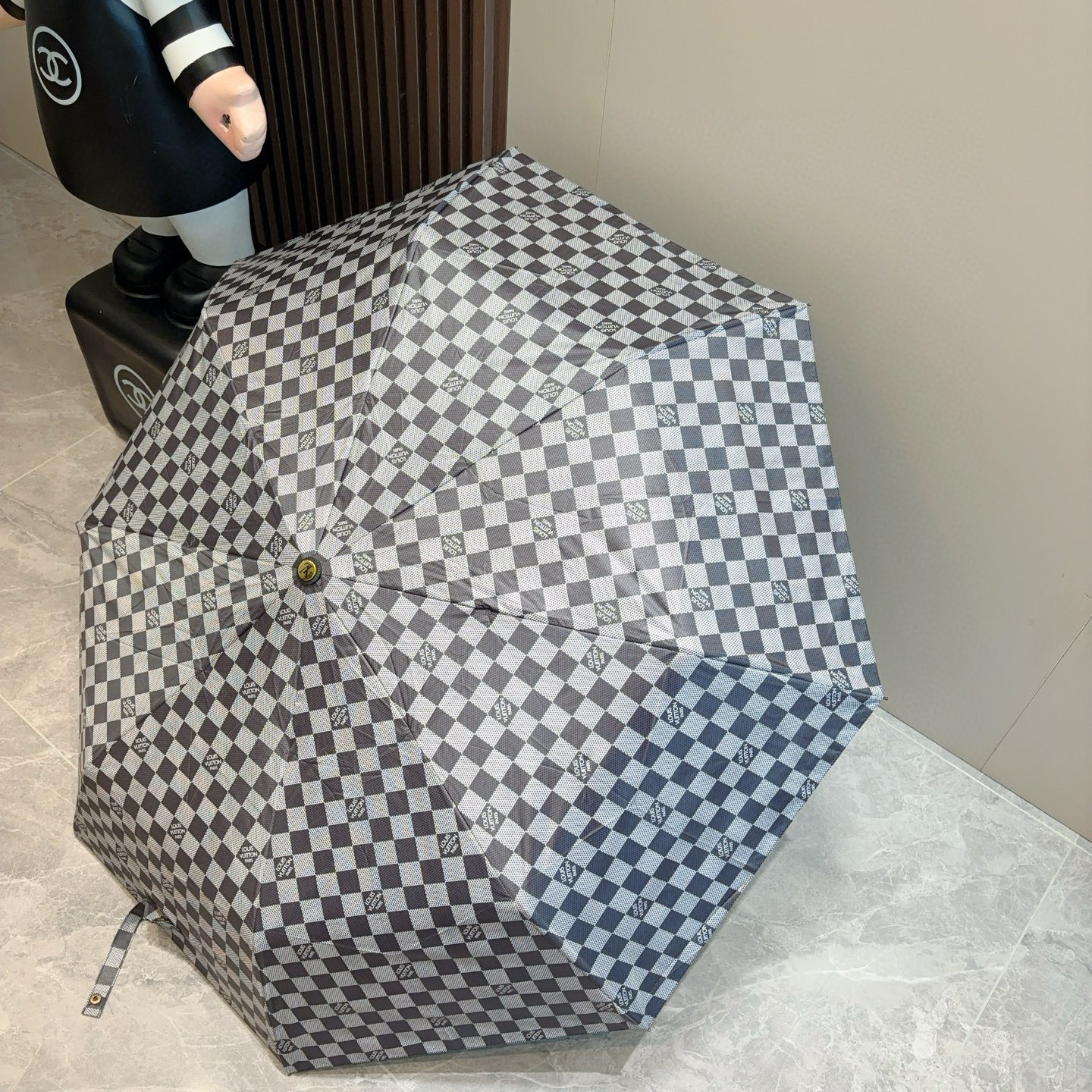 LOUIS VUITTON （路易威登）logo提花 三折自动折叠晴雨伞 新涂层技术深色伞面 拥有令人惊