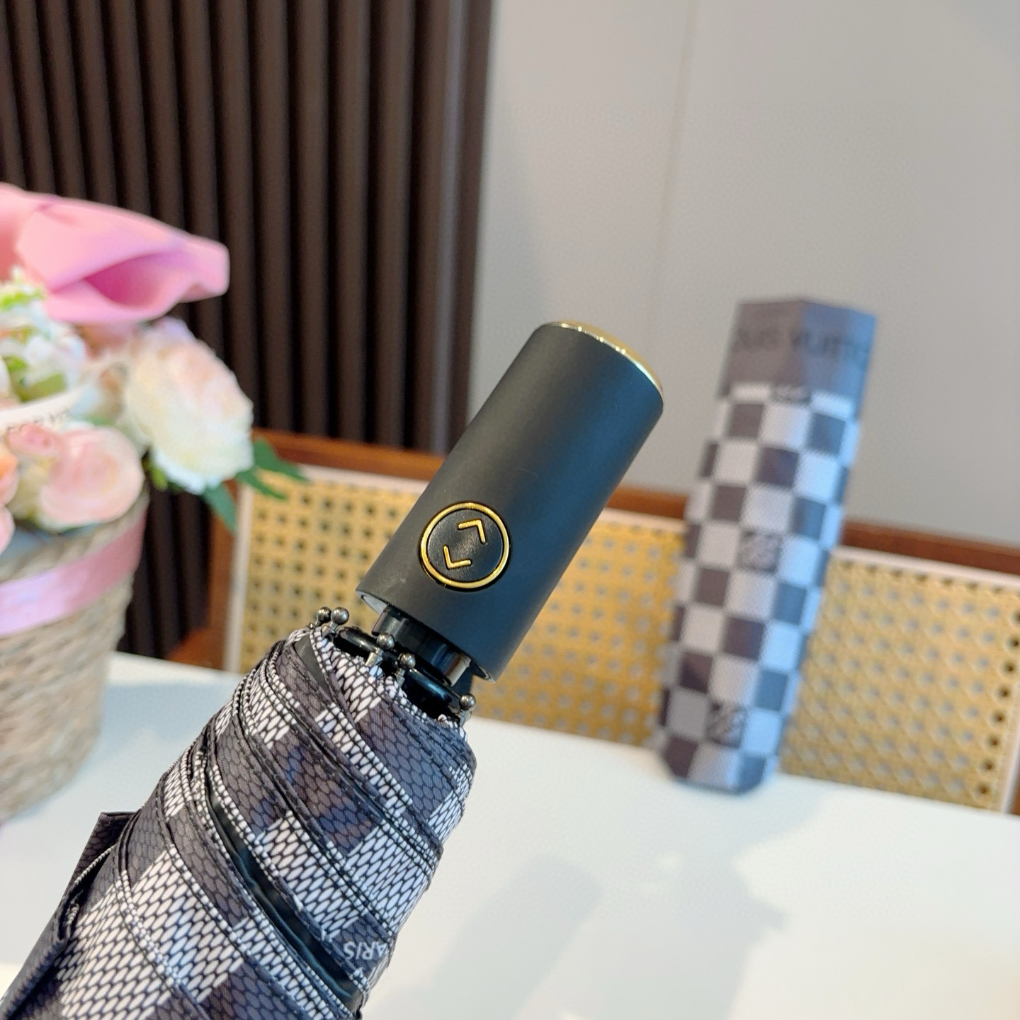 LOUIS VUITTON （路易威登）logo提花 三折自动折叠晴雨伞 新涂层技术深色伞面 拥有令人惊