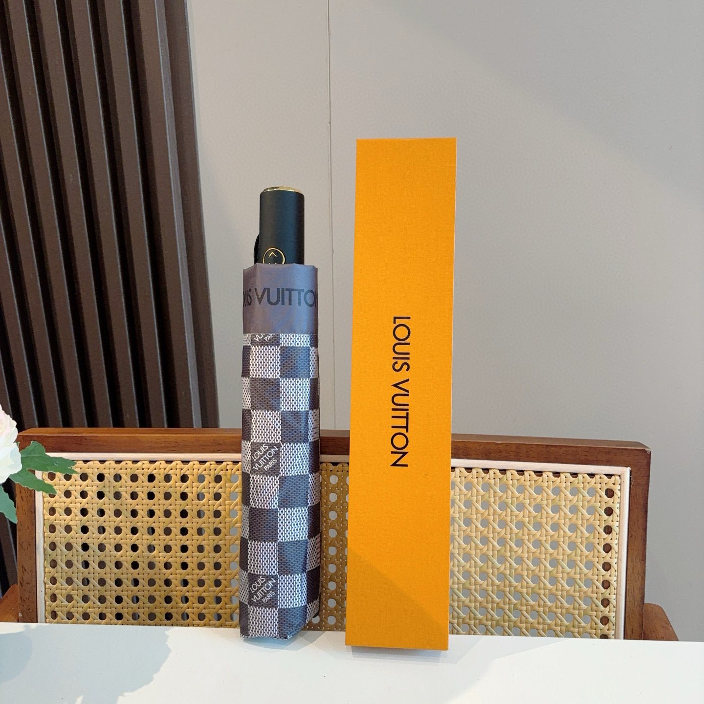 LOUIS VUITTON （路易威登）logo提花 三折自动折叠晴雨伞 新涂层技术深色伞面 拥有令人惊