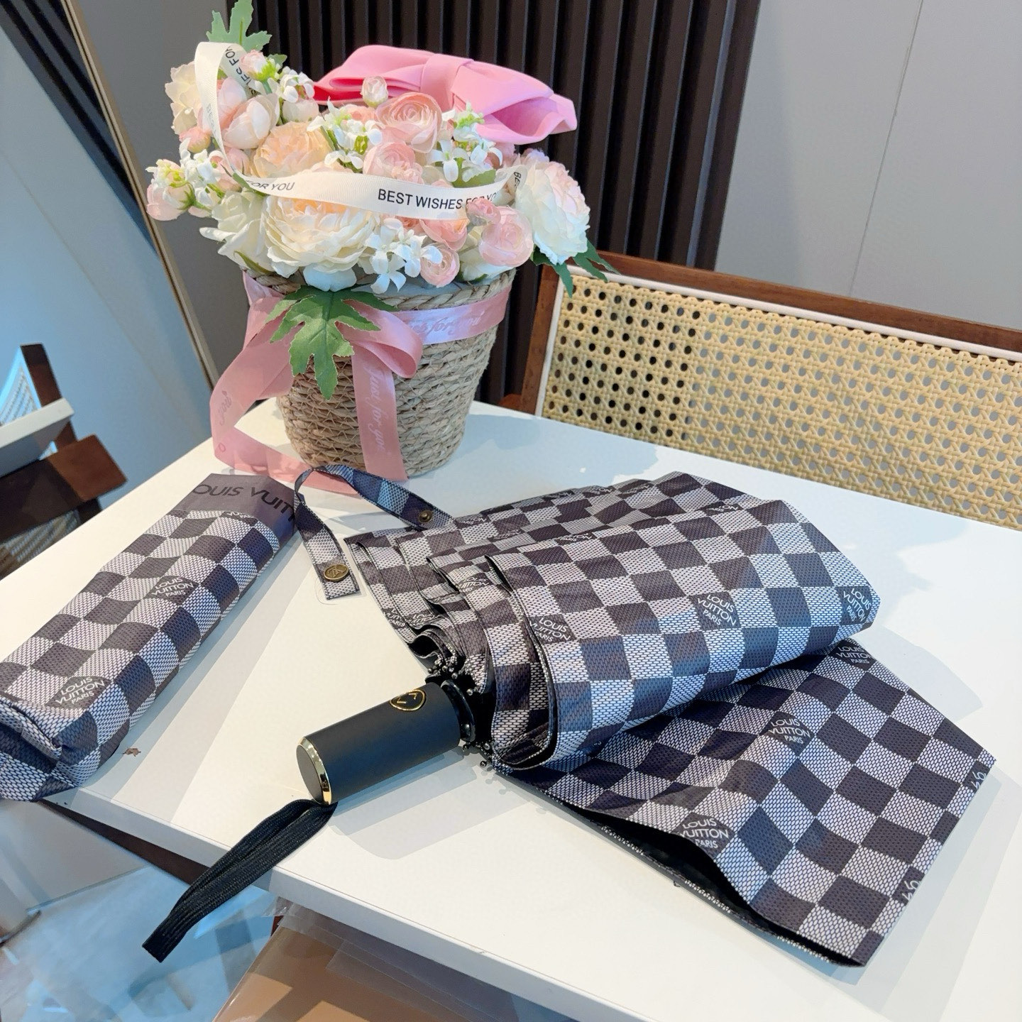 LOUIS VUITTON （路易威登）logo提花 三折自动折叠晴雨伞 新涂层技术深色伞面 拥有令人惊