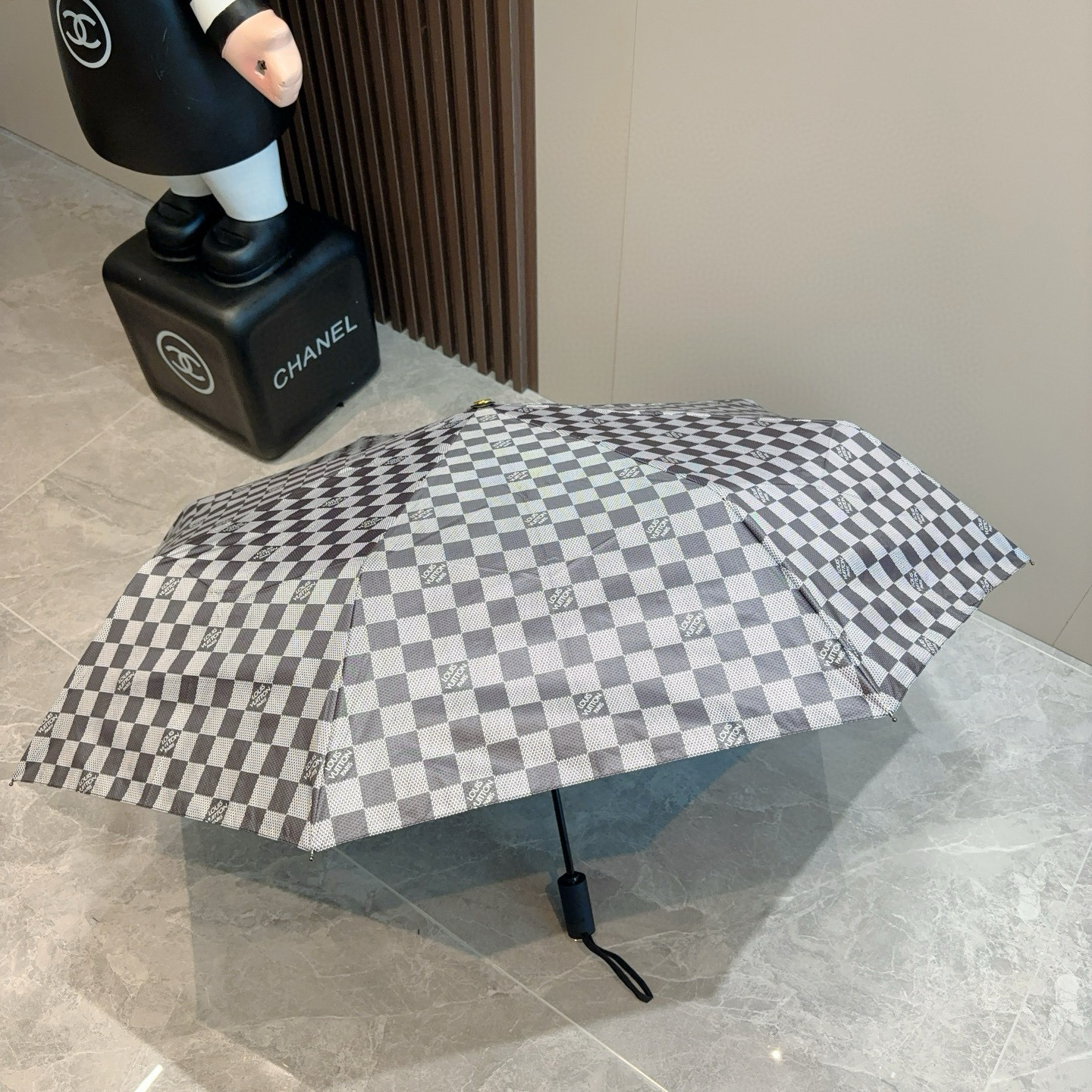 LOUIS VUITTON （路易威登）logo提花 三折自动折叠晴雨伞 新涂层技术深色伞面 拥有令人惊