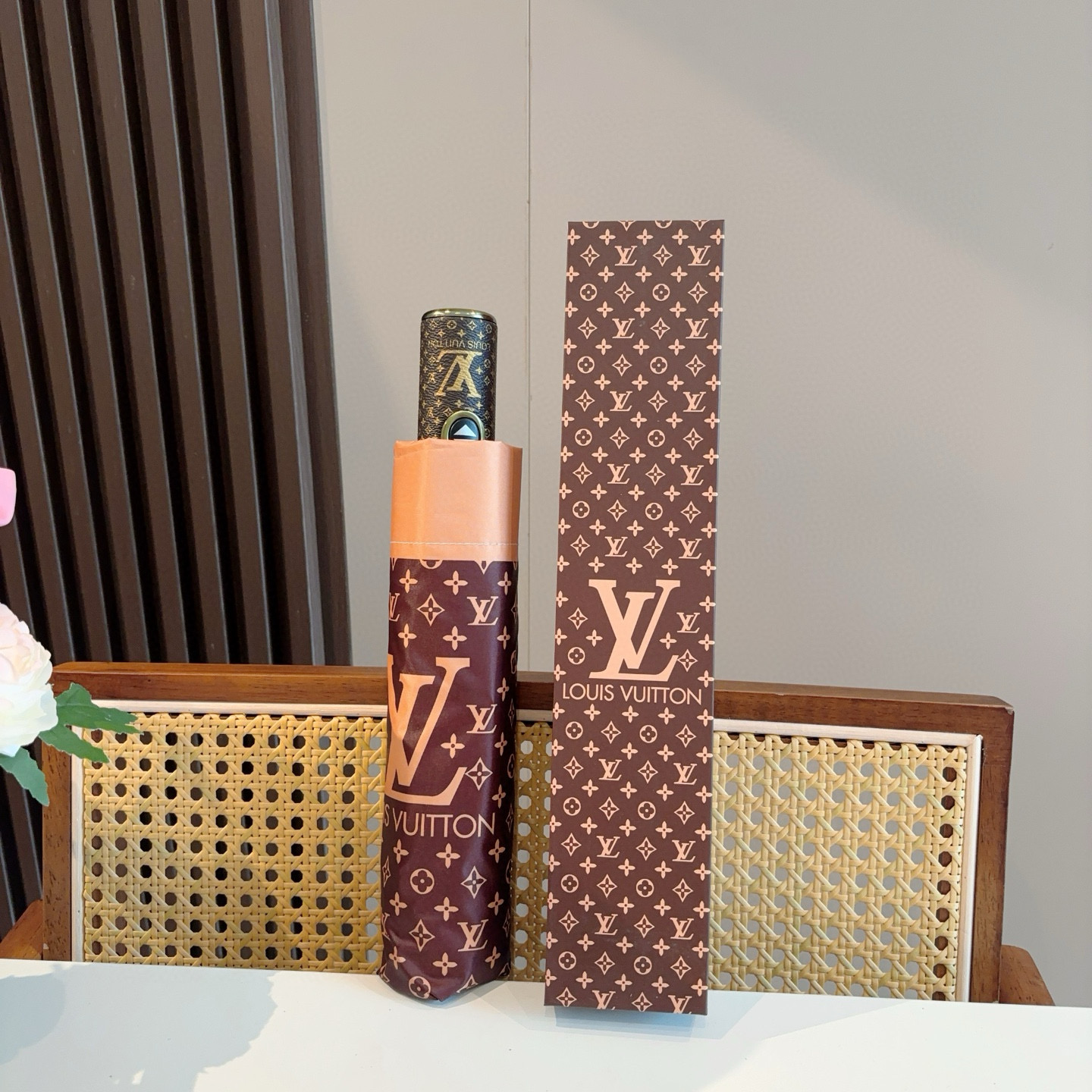 LOUIS VUITTON （路易威登）logo提花 三折自动折叠晴雨伞 新涂层技术深色伞面 拥有令人惊