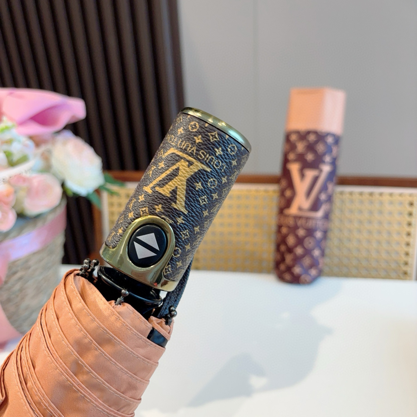 LOUIS VUITTON （路易威登）logo提花 三折自动折叠晴雨伞 新涂层技术深色伞面 拥有令人惊