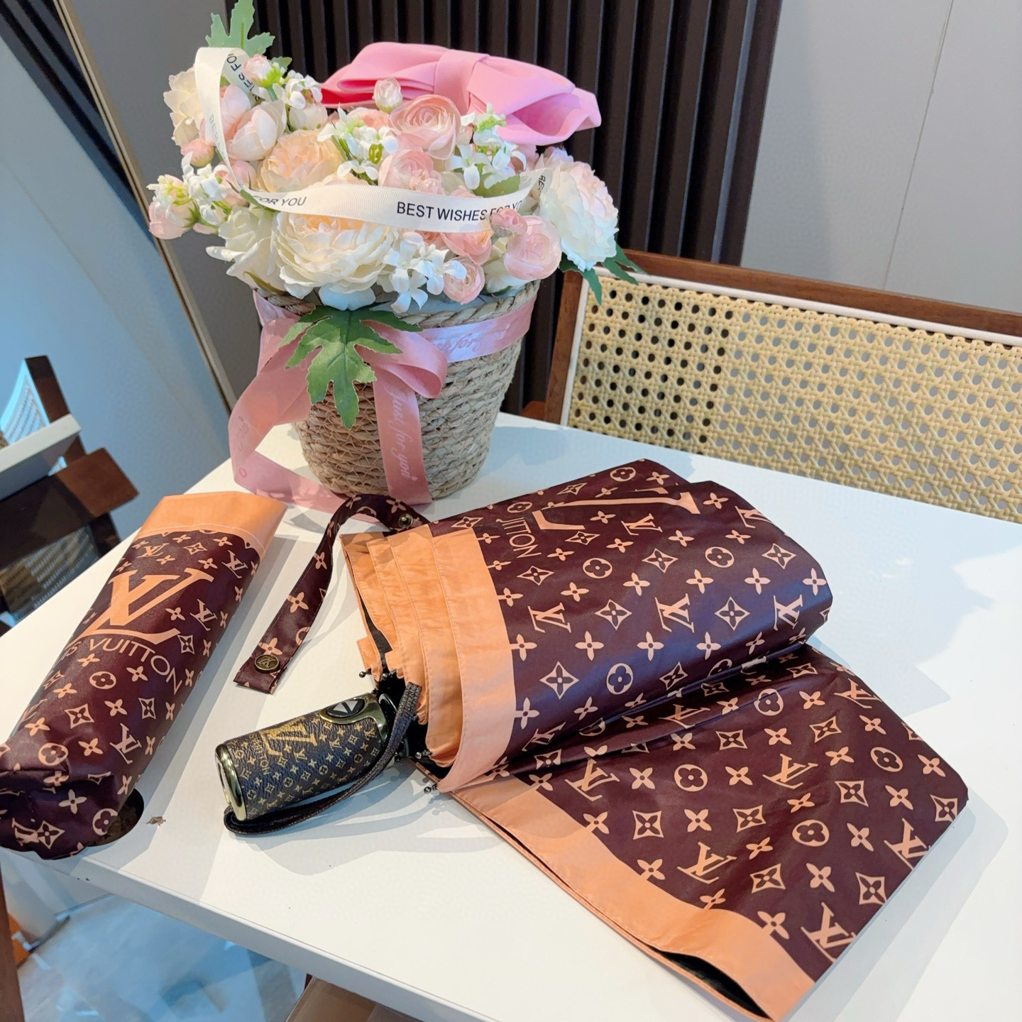 LOUIS VUITTON （路易威登）logo提花 三折自动折叠晴雨伞 新涂层技术深色伞面 拥有令人惊