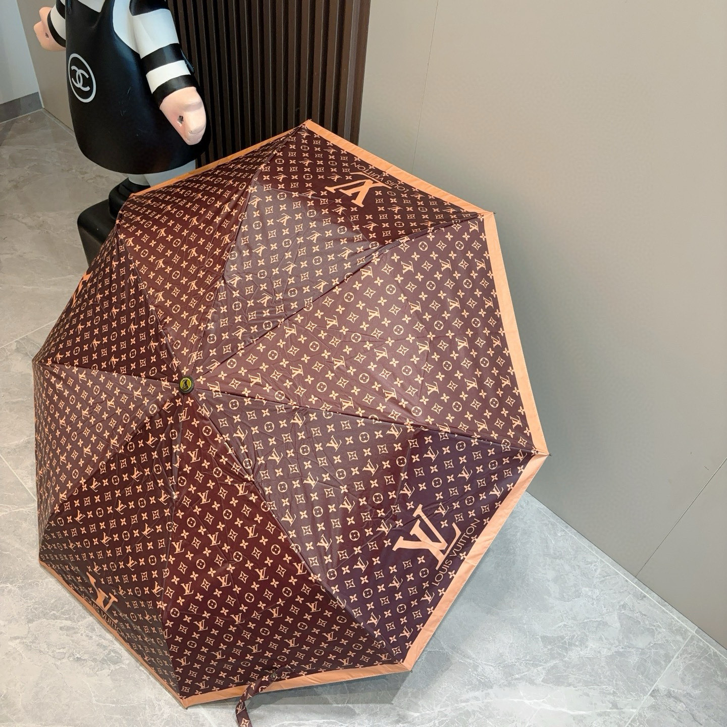 LOUIS VUITTON （路易威登）logo提花 三折自动折叠晴雨伞 新涂层技术深色伞面 拥有令人惊