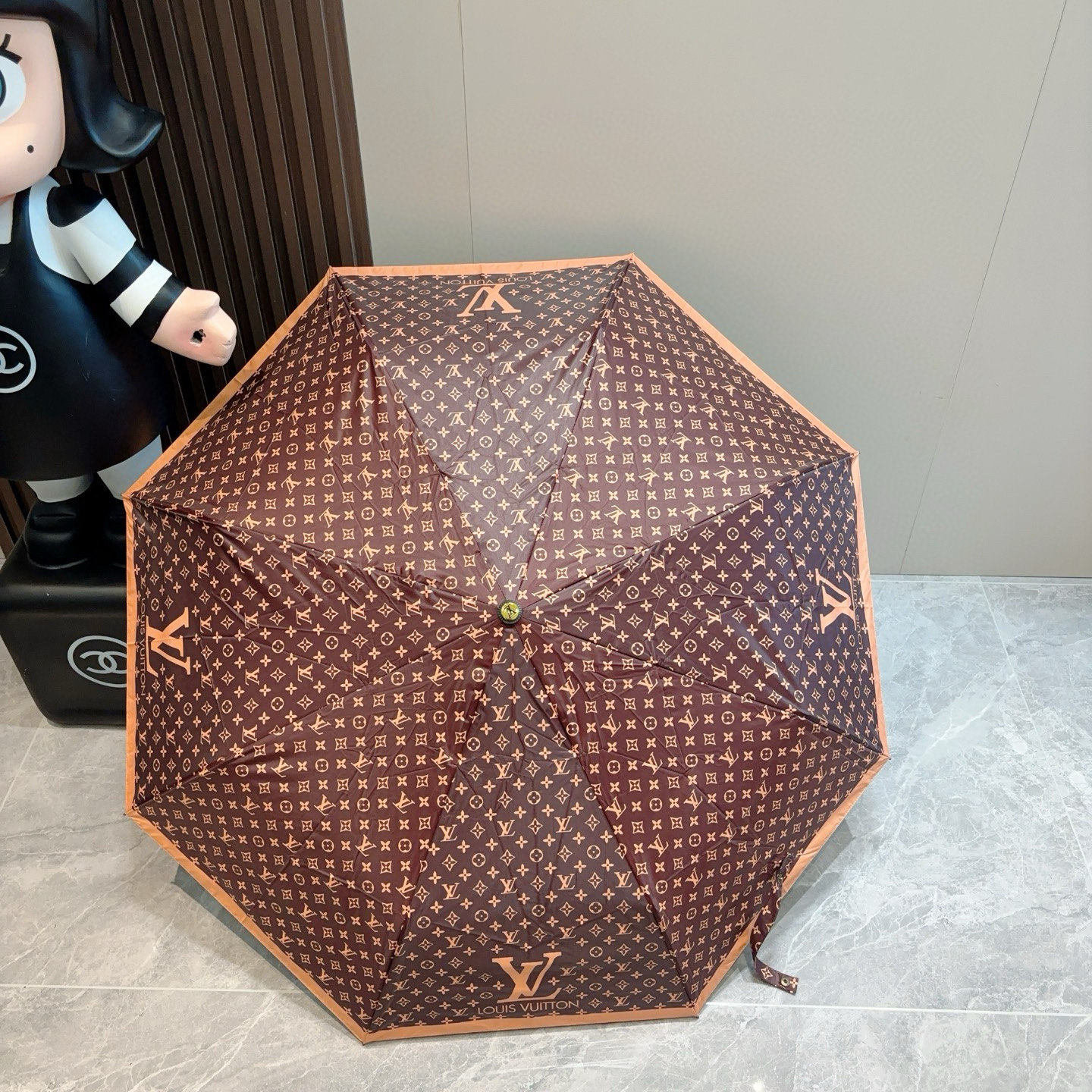 LOUIS VUITTON （路易威登）logo提花 三折自动折叠晴雨伞 新涂层技术深色伞面 拥有令人惊