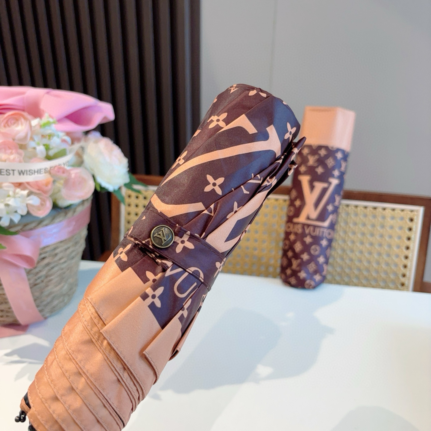 LOUIS VUITTON （路易威登）logo提花 三折自动折叠晴雨伞 新涂层技术深色伞面 拥有令人惊
