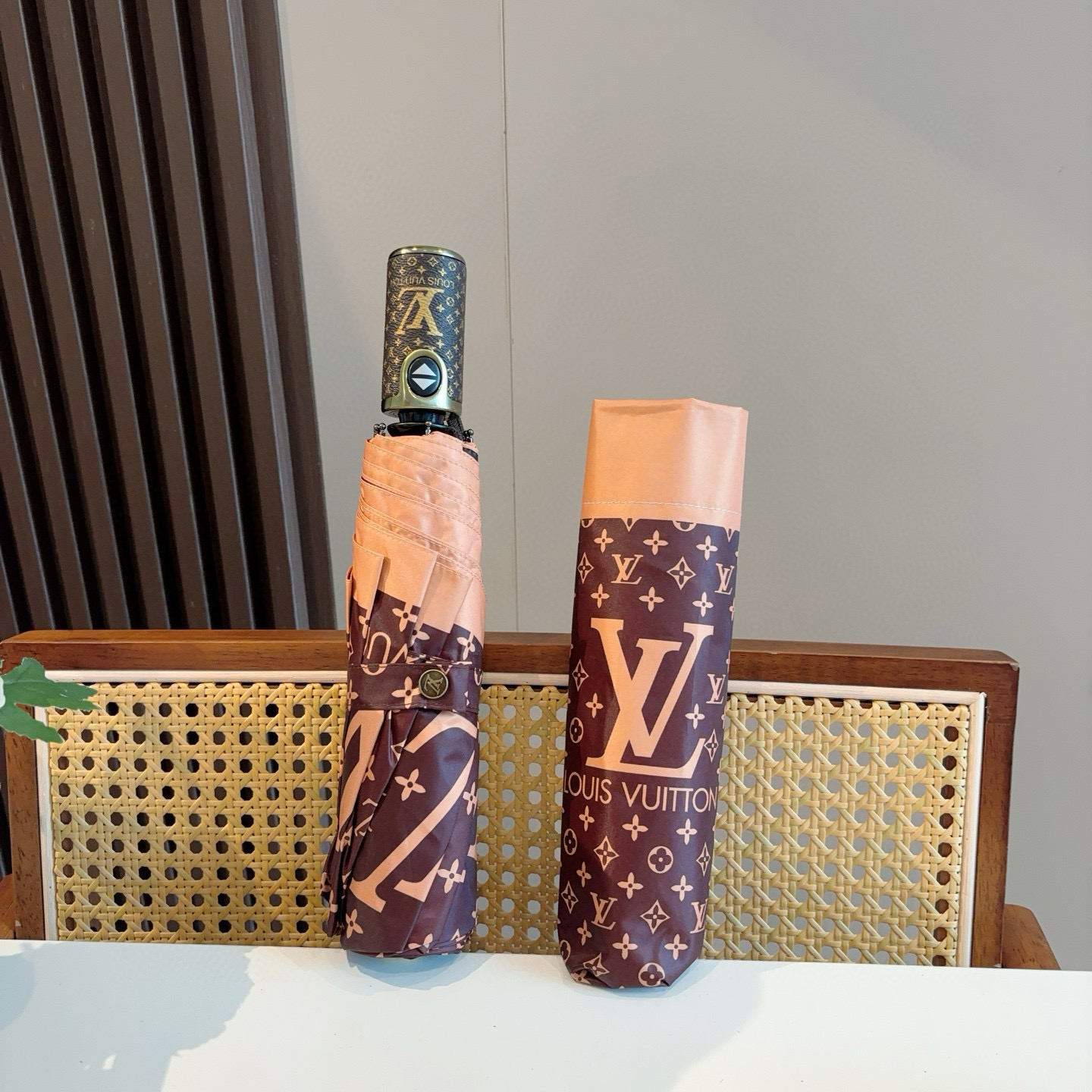 LOUIS VUITTON （路易威登）logo提花 三折自动折叠晴雨伞 新涂层技术深色伞面 拥有令人惊