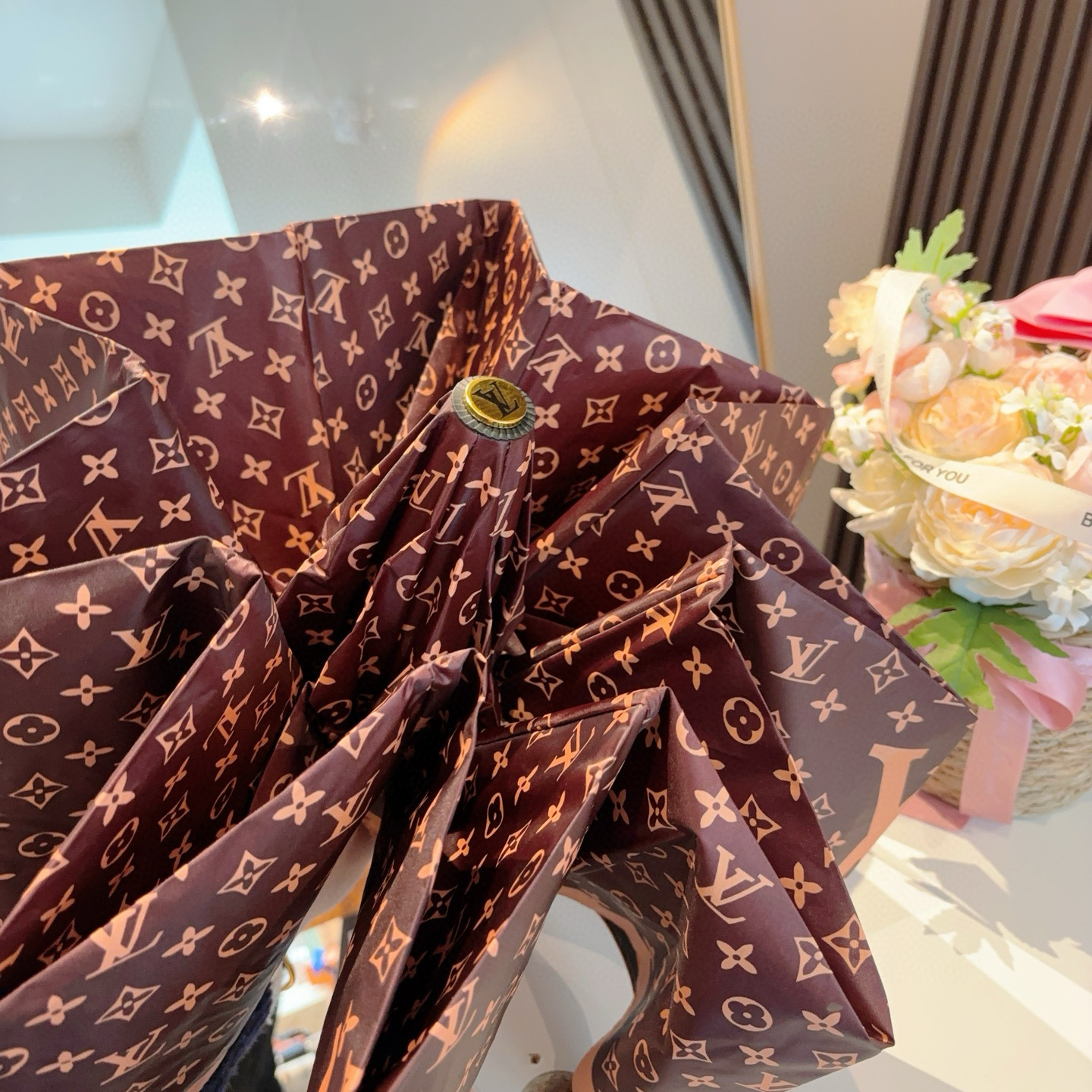 LOUIS VUITTON （路易威登）logo提花 三折自动折叠晴雨伞 新涂层技术深色伞面 拥有令人惊