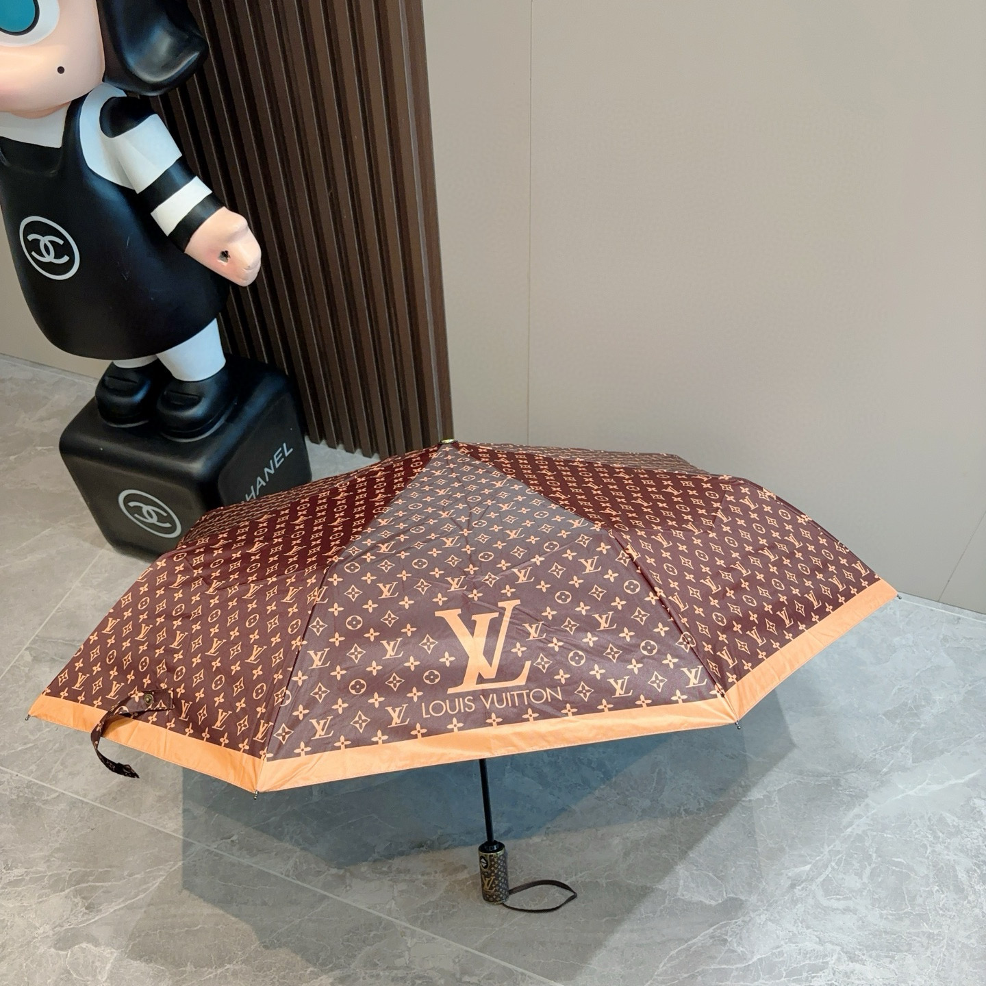 LOUIS VUITTON （路易威登）logo提花 三折自动折叠晴雨伞 新涂层技术深色伞面 拥有令人惊
