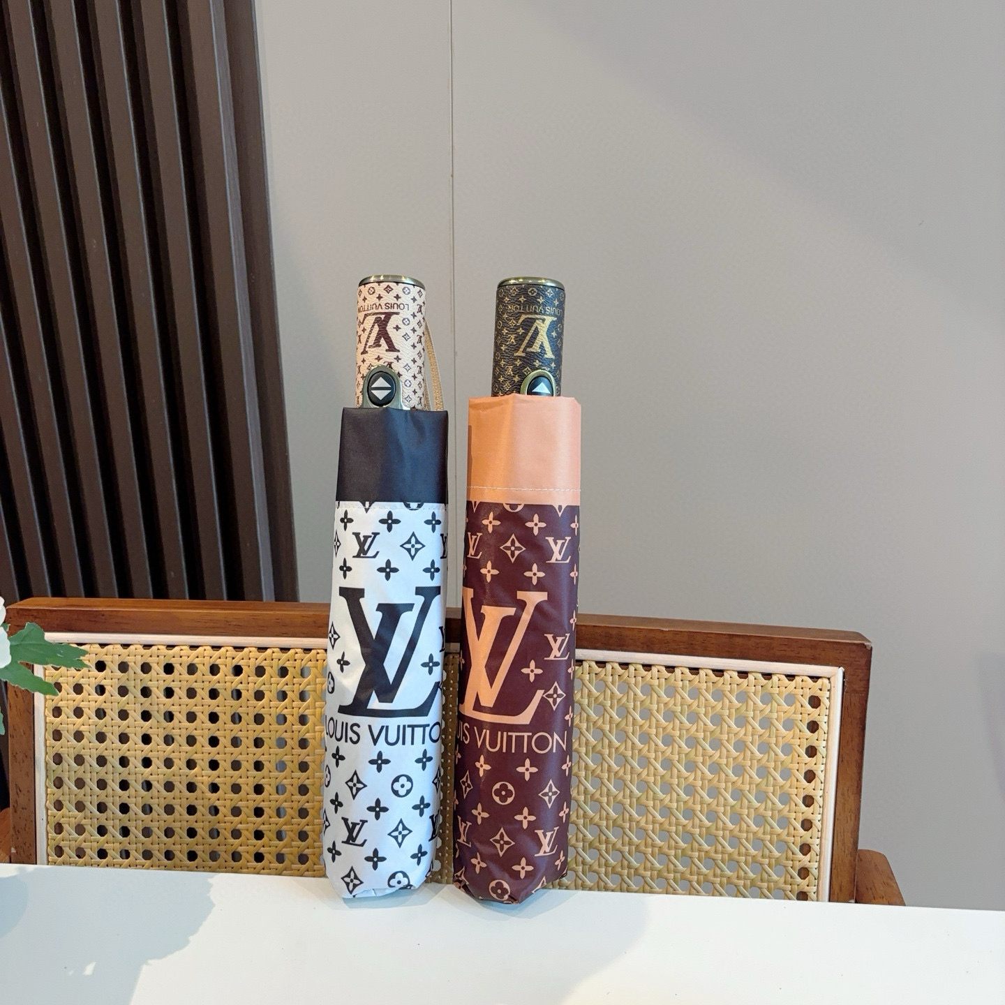 LOUIS VUITTON （路易威登）logo提花 三折自动折叠晴雨伞 新涂层技术深色伞面 拥有令人惊