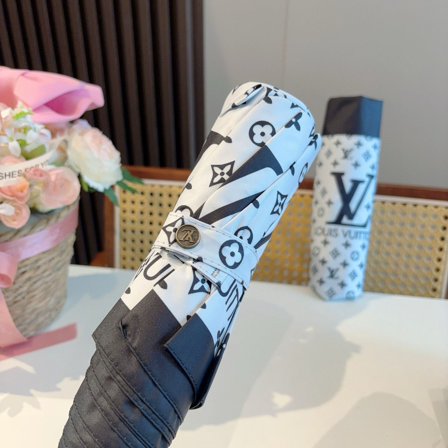 LOUIS VUITTON （路易威登）logo提花 三折自动折叠晴雨伞 新涂层技术深色伞面 拥有令人惊