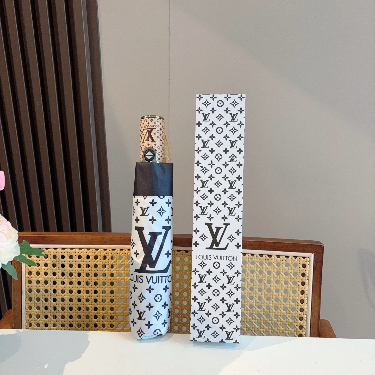LOUIS VUITTON （路易威登）logo提花 三折自动折叠晴雨伞 新涂层技术深色伞面 拥有令人惊