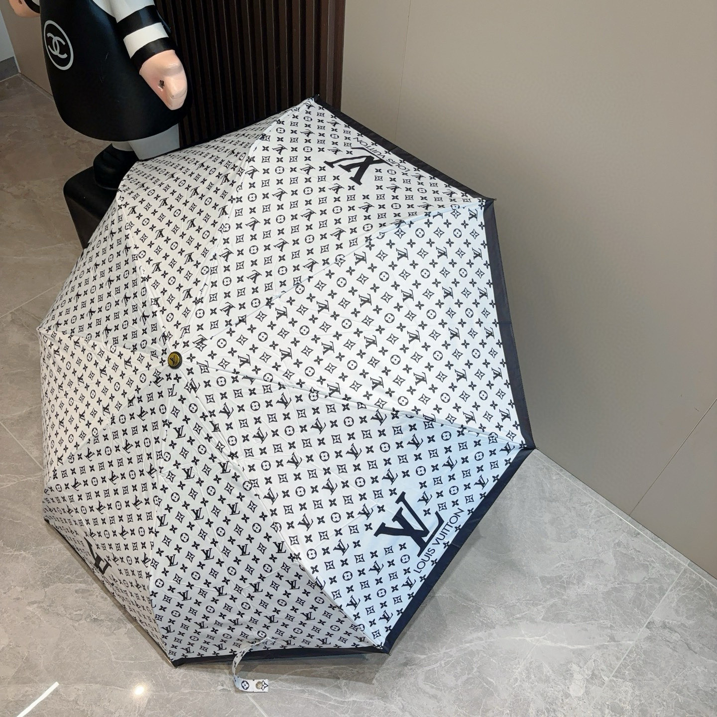 LOUIS VUITTON （路易威登）logo提花 三折自动折叠晴雨伞 新涂层技术深色伞面 拥有令人惊