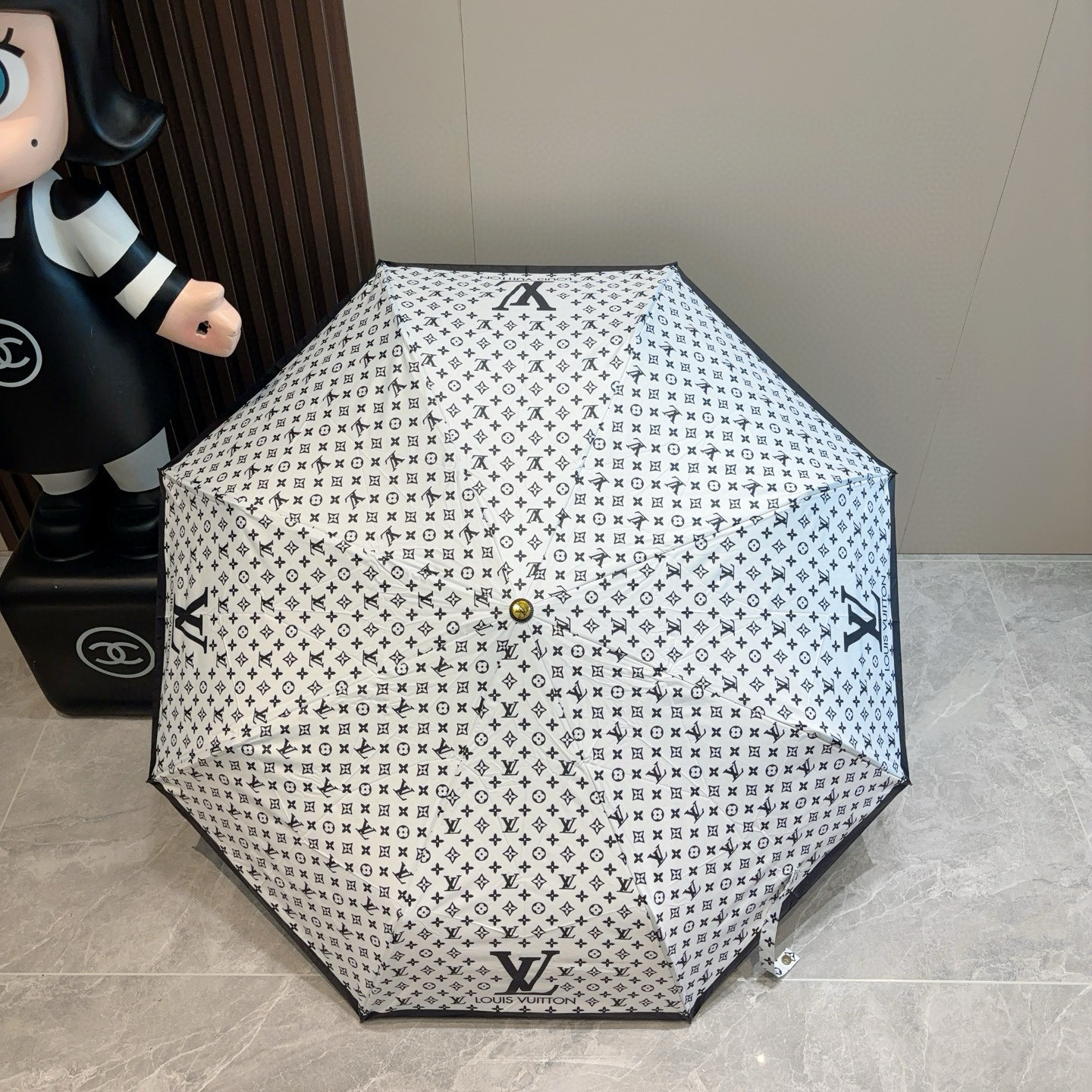 LOUIS VUITTON （路易威登）logo提花 三折自动折叠晴雨伞 新涂层技术深色伞面 拥有令人惊
