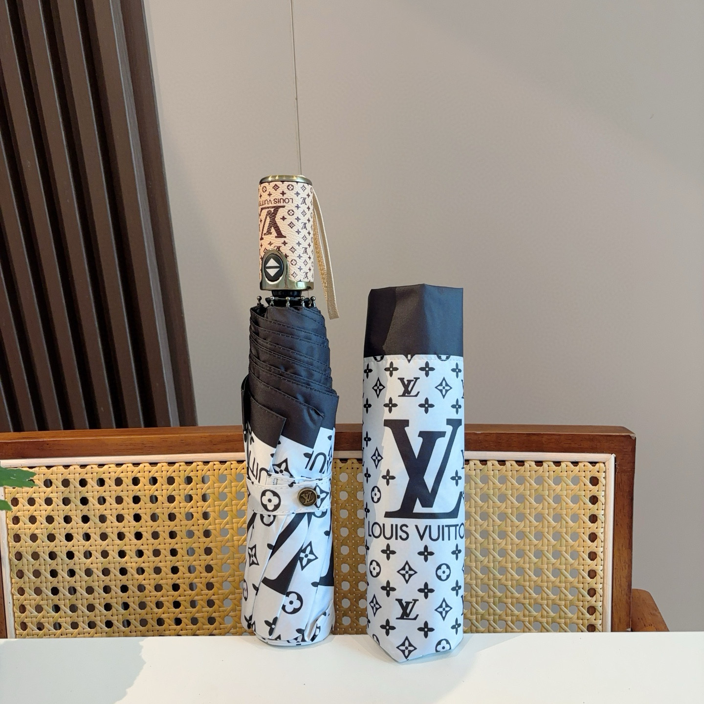 LOUIS VUITTON （路易威登）logo提花 三折自动折叠晴雨伞 新涂层技术深色伞面 拥有令人惊