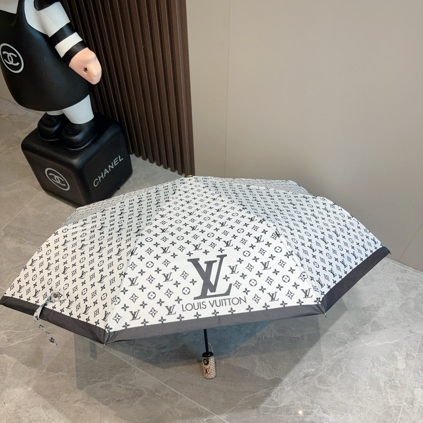 LOUIS VUITTON （路易威登）logo提花 三折自动折叠晴雨伞 新涂层技术深色伞面 拥有令人惊