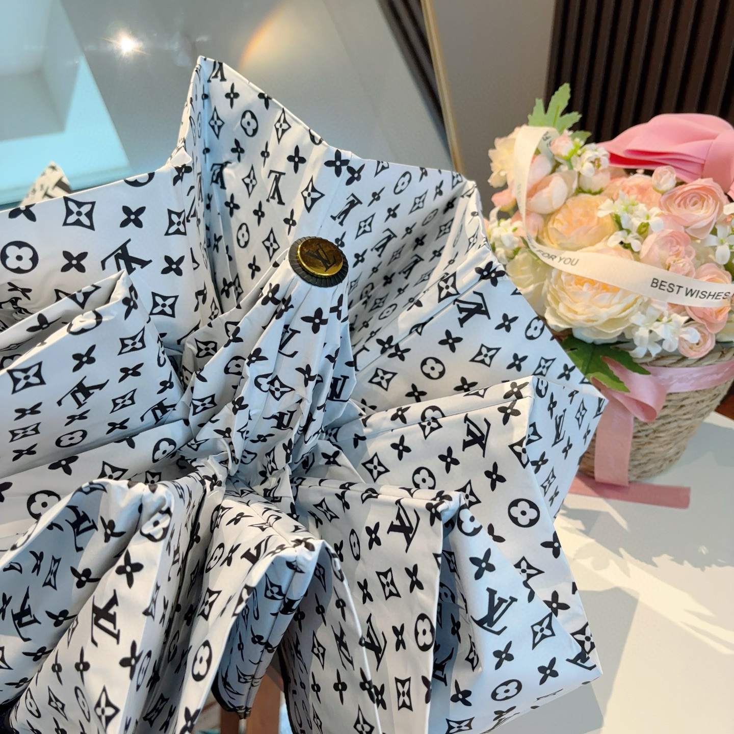 LOUIS VUITTON （路易威登）logo提花 三折自动折叠晴雨伞 新涂层技术深色伞面 拥有令人惊