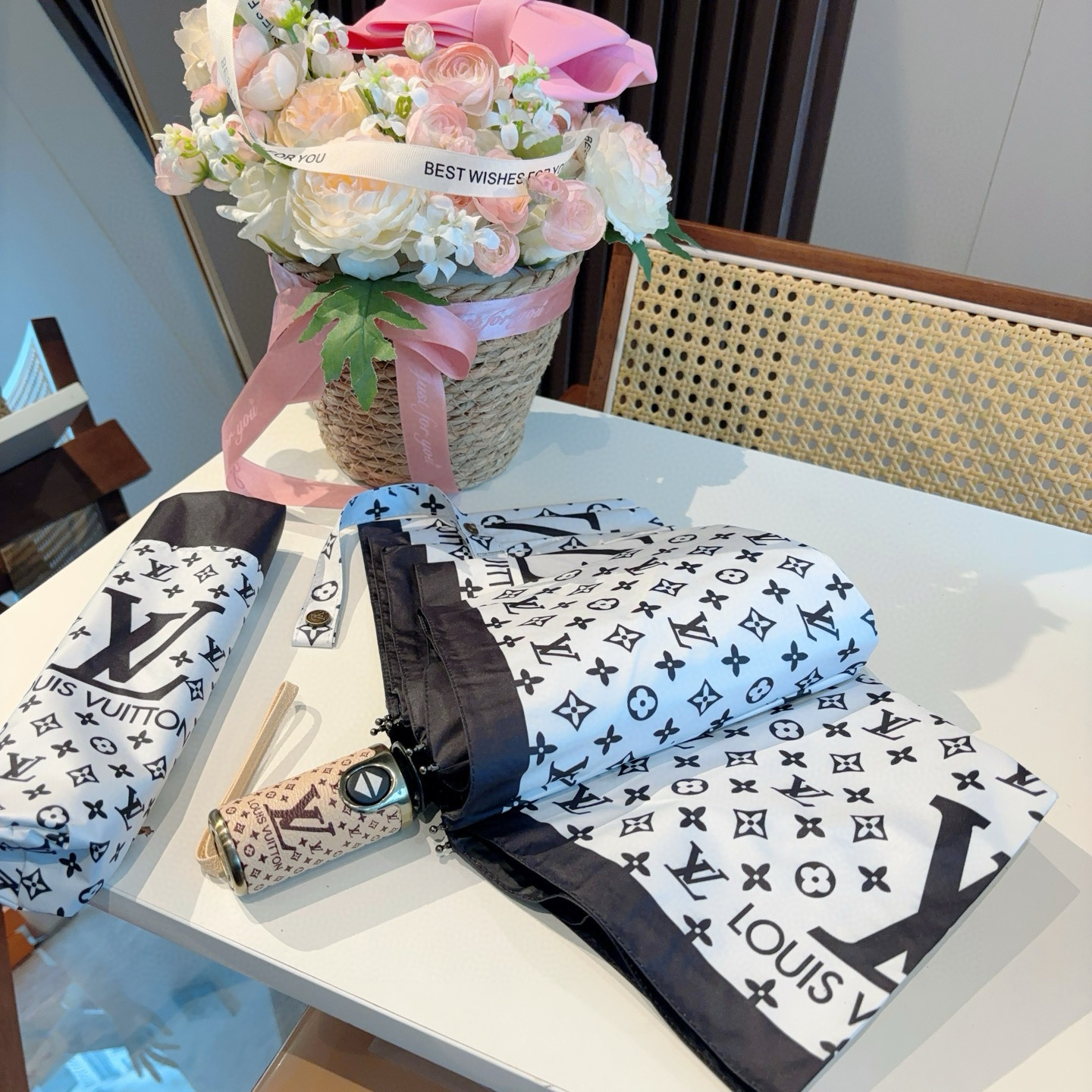 LOUIS VUITTON （路易威登）logo提花 三折自动折叠晴雨伞 新涂层技术深色伞面 拥有令人惊