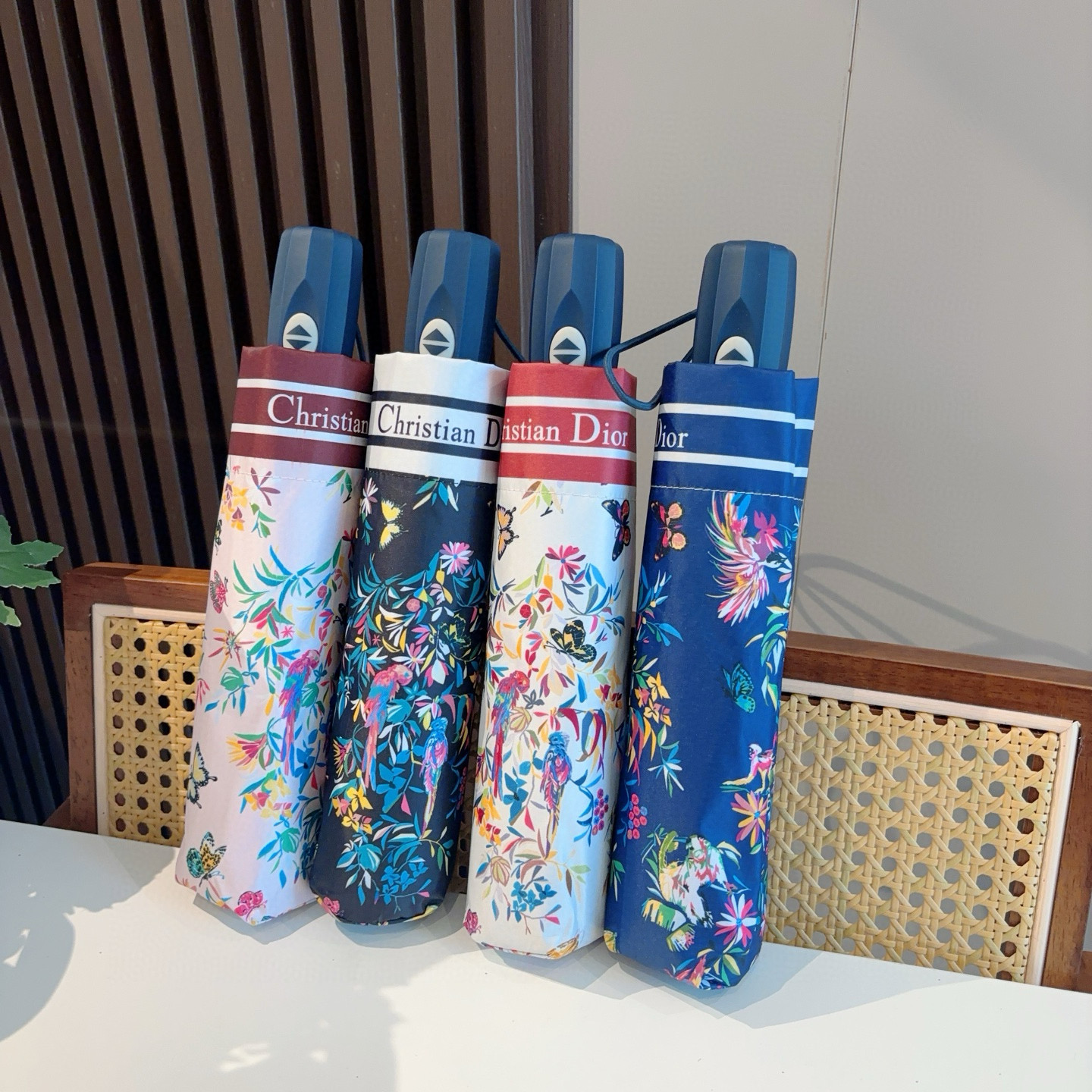  DIOR（迪奥）三折自动折叠晴雨伞  时尚原单代工品质 细节精致 看得见的品质 打破一成不变 色泽纯正