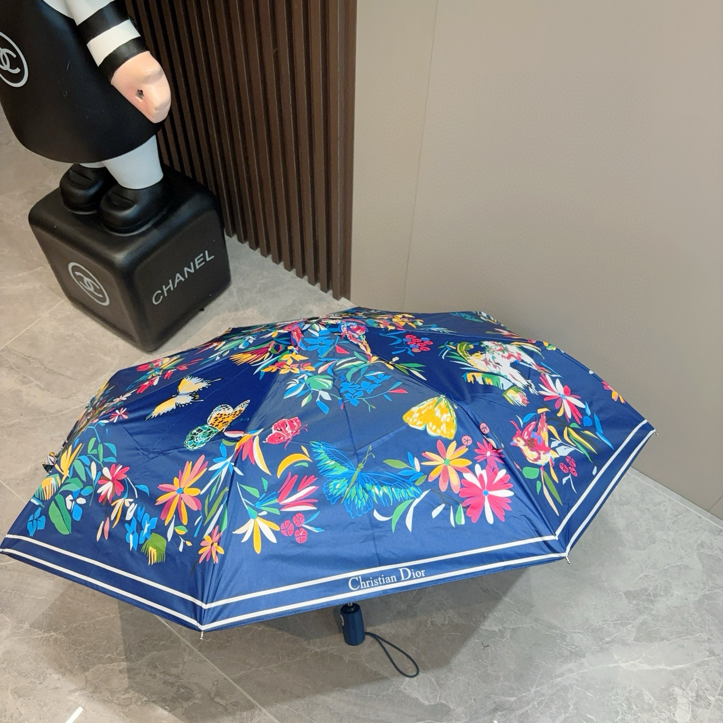  DIOR（迪奥）三折自动折叠晴雨伞  时尚原单代工品质 细节精致 看得见的品质 打破一成不变 色泽纯正