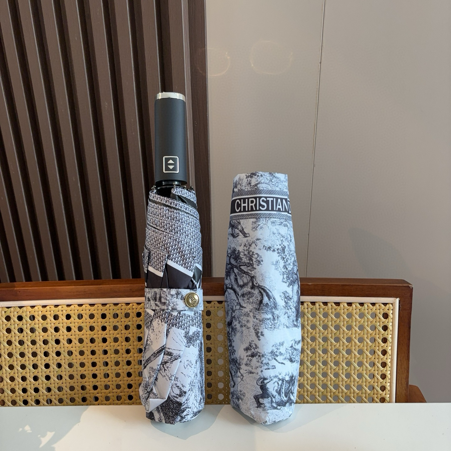  DIOR（迪奥） 动物世界 三折自动折叠晴雨伞  时尚原单代工品质 细节精致 看得见的品质 打破一成不