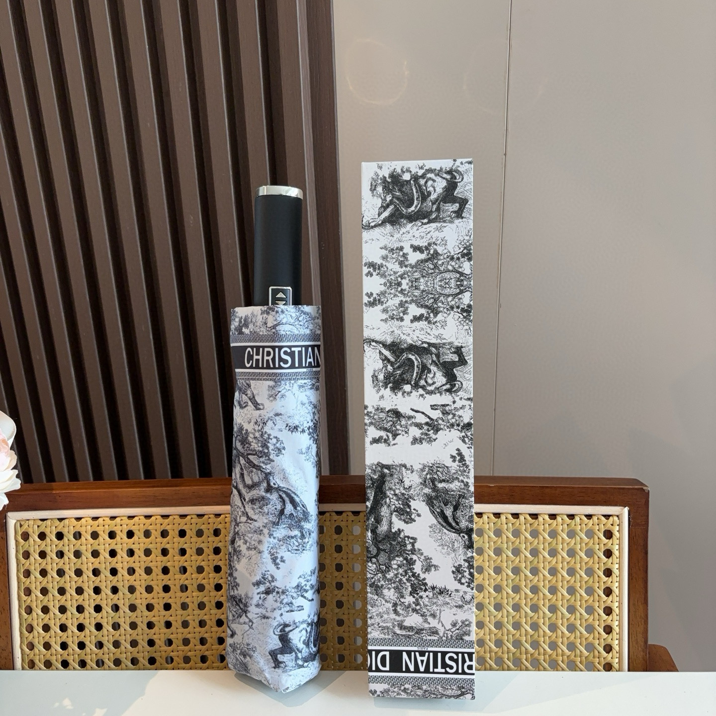  DIOR（迪奥） 动物世界 三折自动折叠晴雨伞  时尚原单代工品质 细节精致 看得见的品质 打破一成不