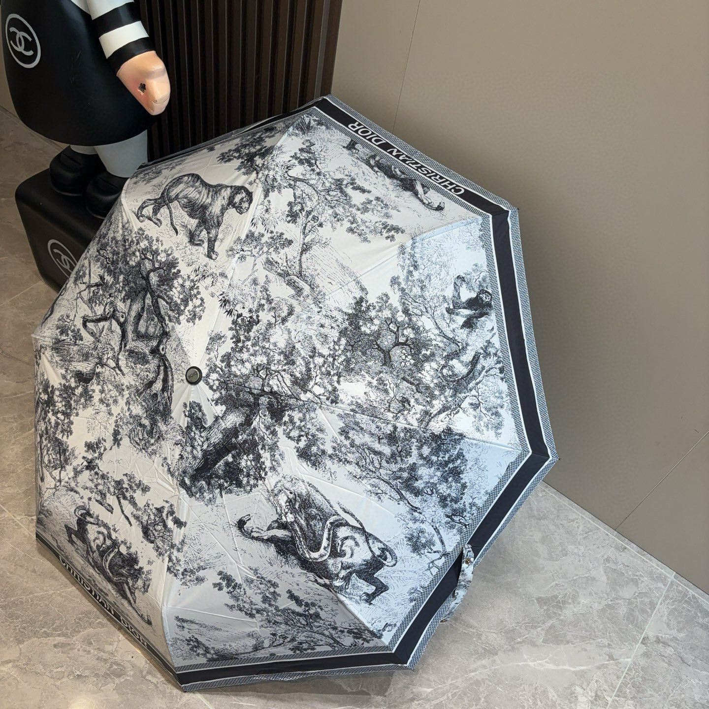  DIOR（迪奥） 动物世界 三折自动折叠晴雨伞  时尚原单代工品质 细节精致 看得见的品质 打破一成不