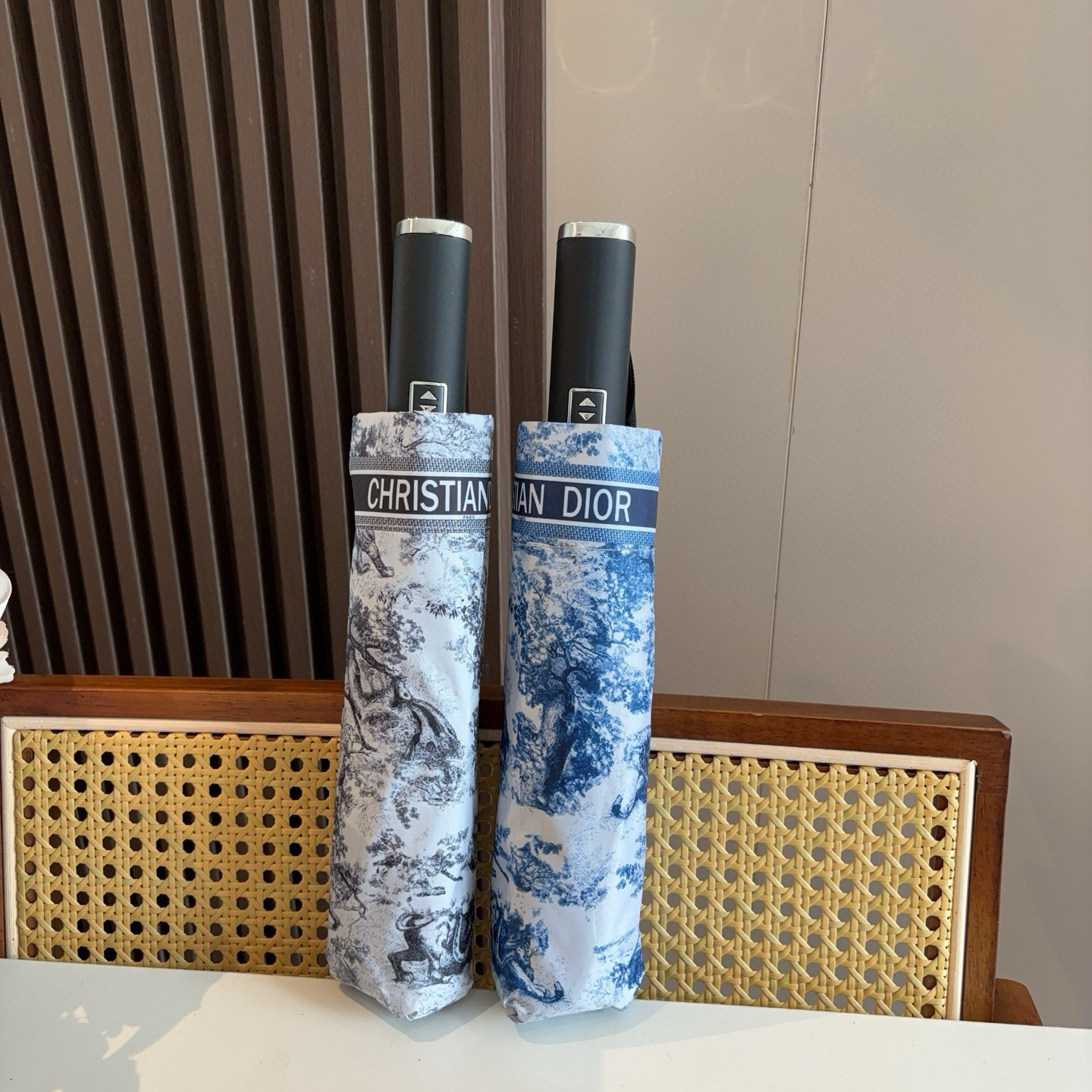  DIOR（迪奥） 动物世界 三折自动折叠晴雨伞  时尚原单代工品质 细节精致 看得见的品质 打破一成不