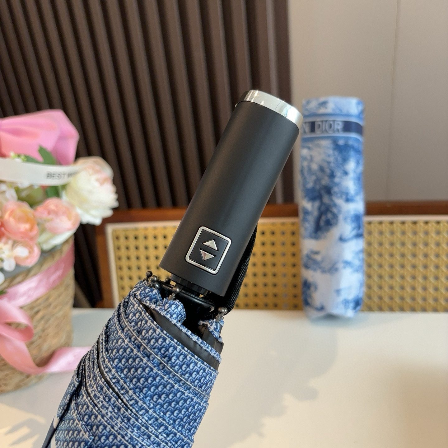  DIOR（迪奥） 动物世界 三折自动折叠晴雨伞  时尚原单代工品质 细节精致 看得见的品质 打破一成不