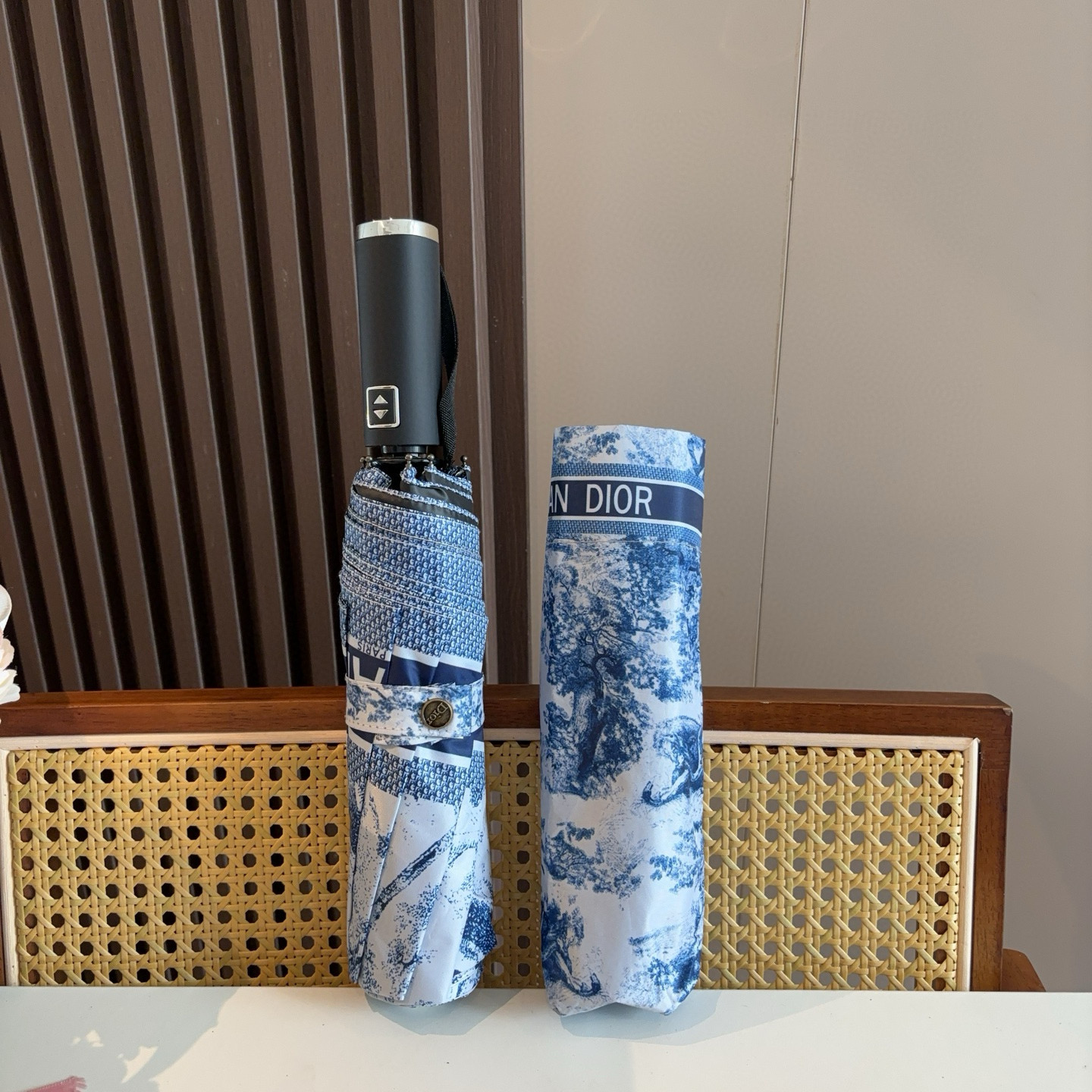  DIOR（迪奥） 动物世界 三折自动折叠晴雨伞  时尚原单代工品质 细节精致 看得见的品质 打破一成不