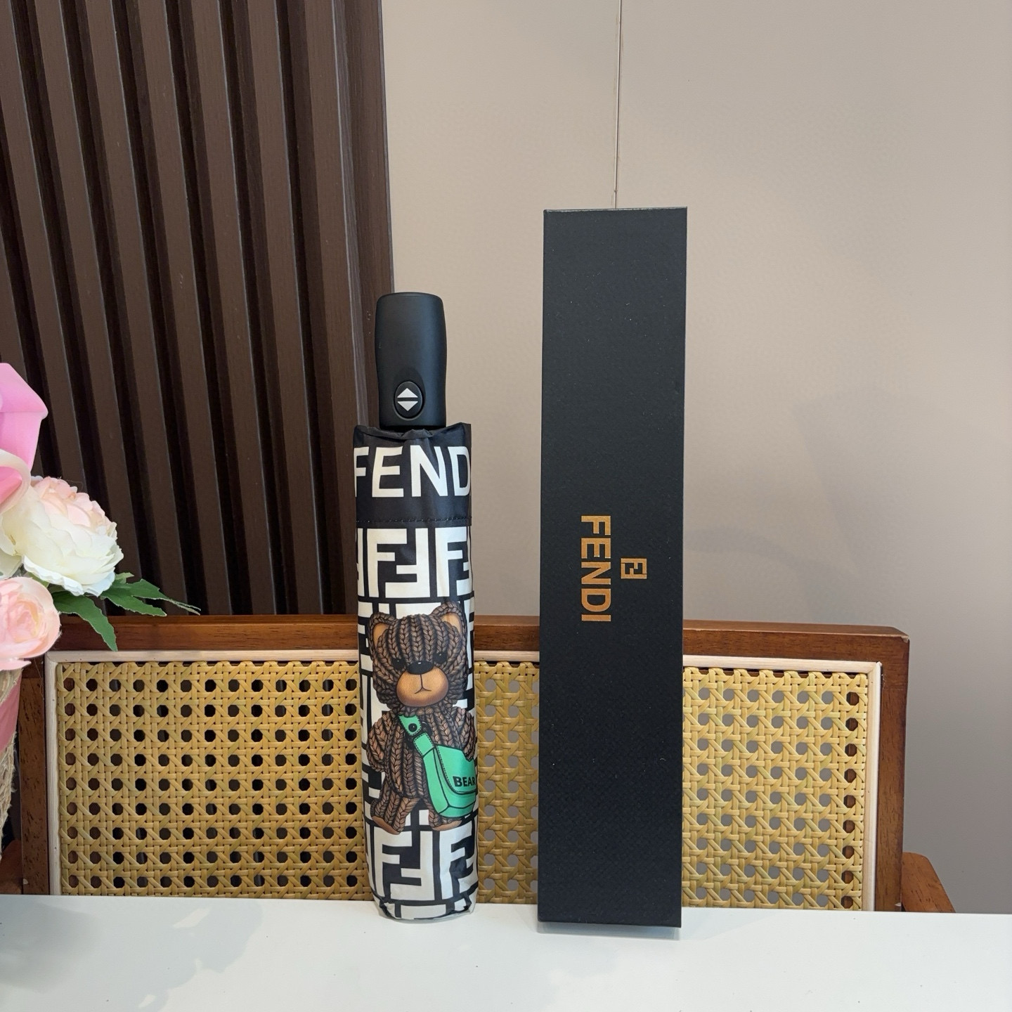  FENDI（芬迪）三折自动折叠晴雨伞 年度最新火爆单品  原单代工级品质 第一代210T碰击布防嗮拒水