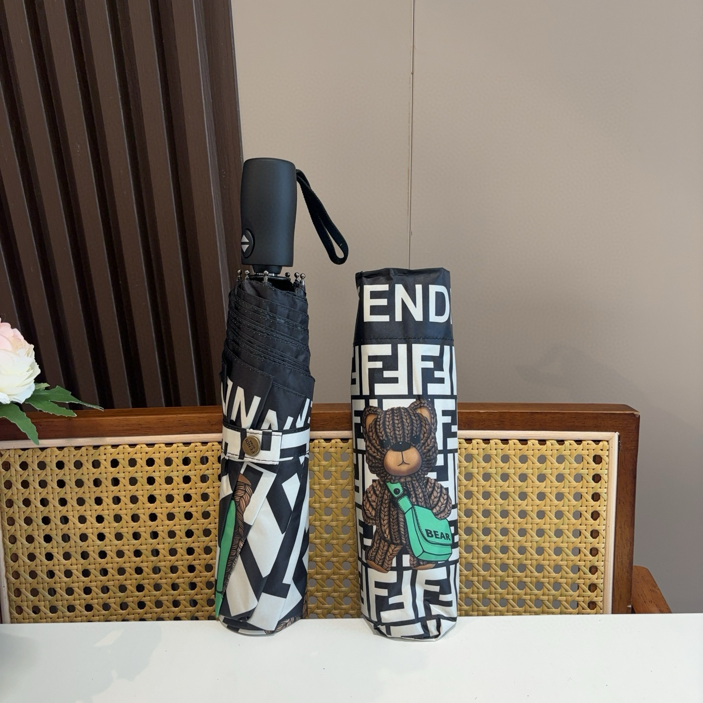  FENDI（芬迪）三折自动折叠晴雨伞 年度最新火爆单品  原单代工级品质 第一代210T碰击布防嗮拒水