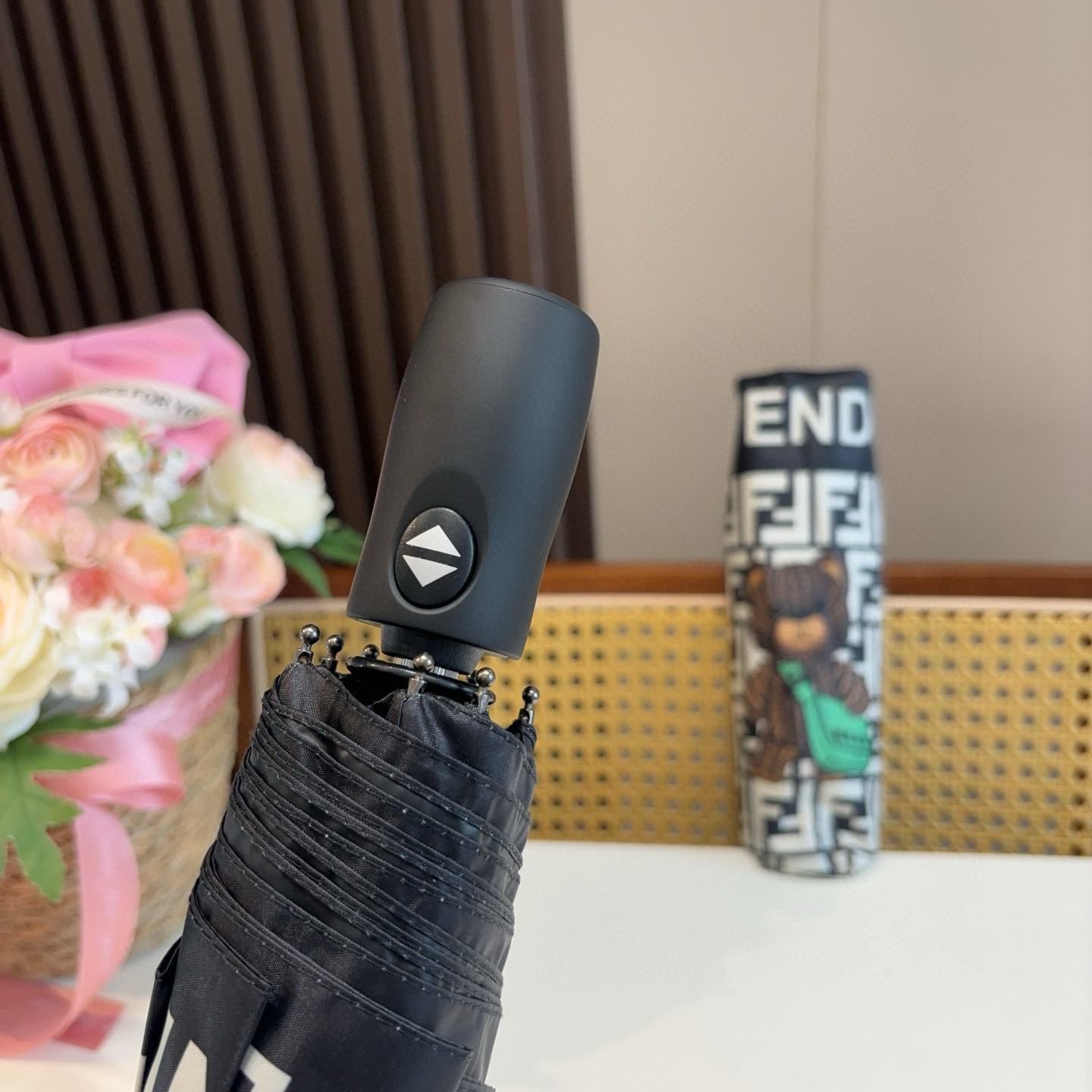  FENDI（芬迪）三折自动折叠晴雨伞 年度最新火爆单品  原单代工级品质 第一代210T碰击布防嗮拒水